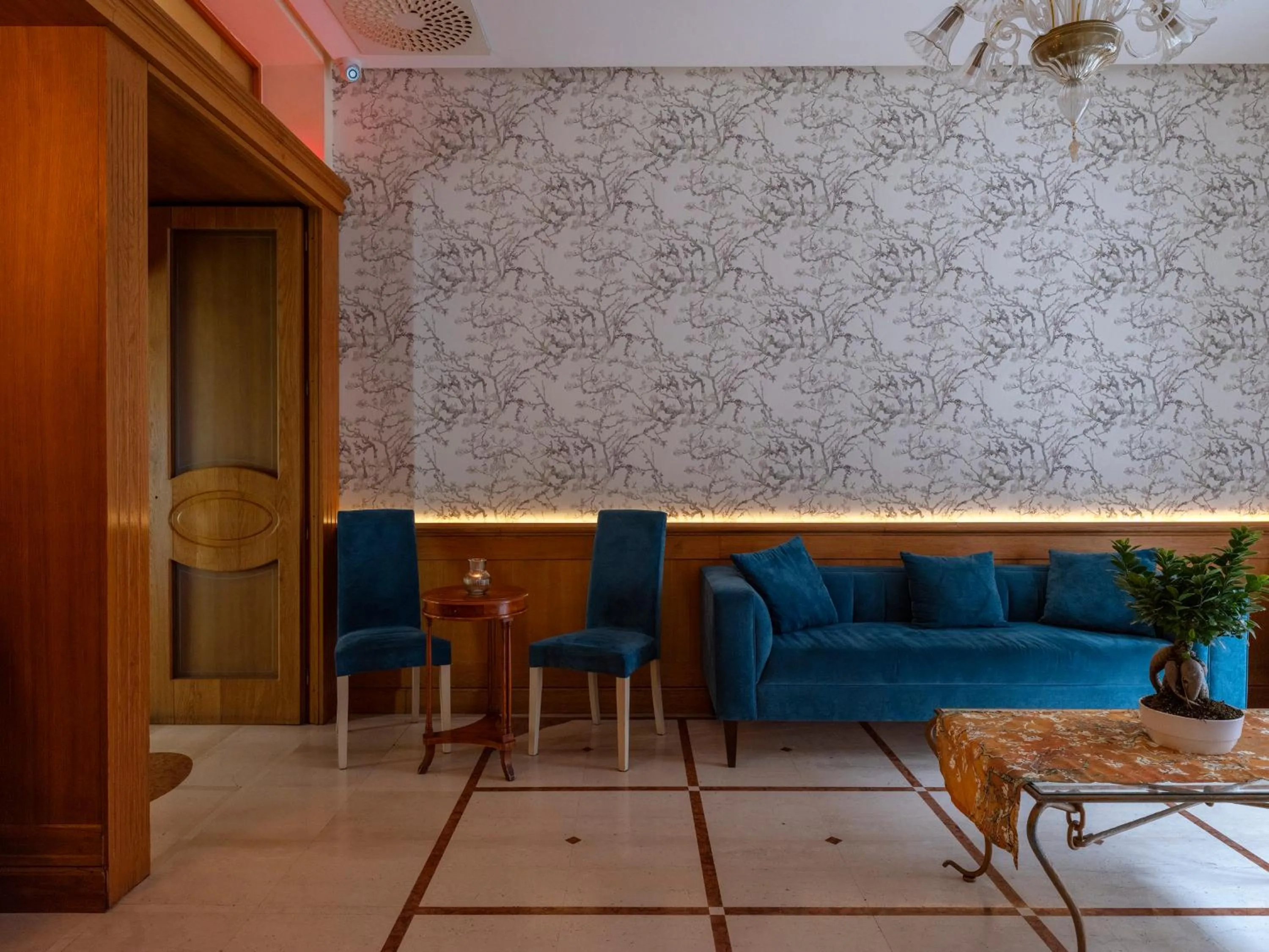 Communal lounge/ TV room in Grand Hotel Europa & Restaurant