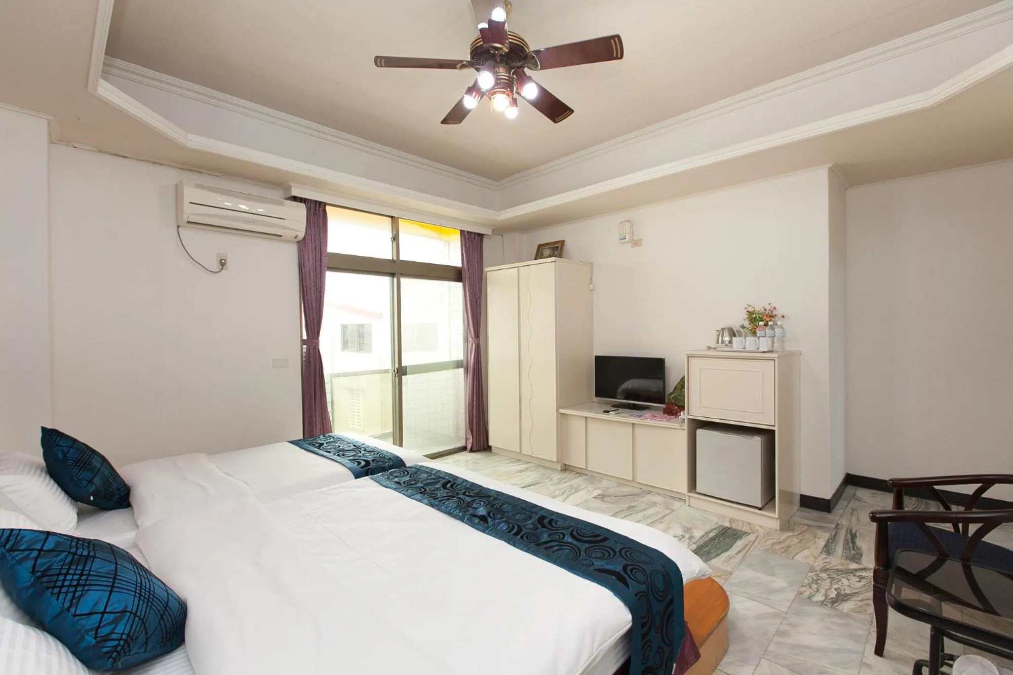 Photo of the whole room, Bed in Tau Tau Chu Hotel