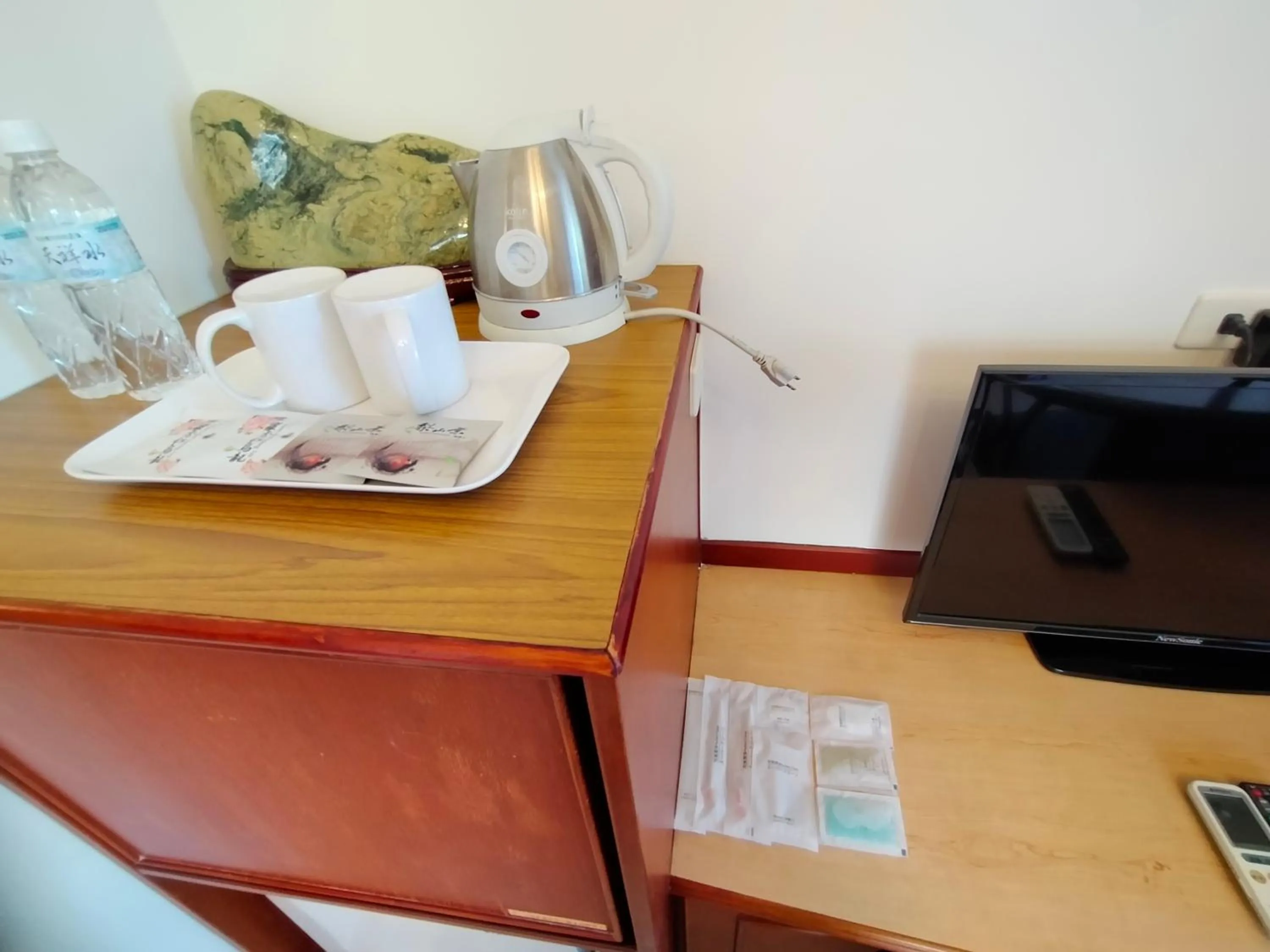 Food and drinks, TV/Entertainment Center in Tau Tau Chu Hotel