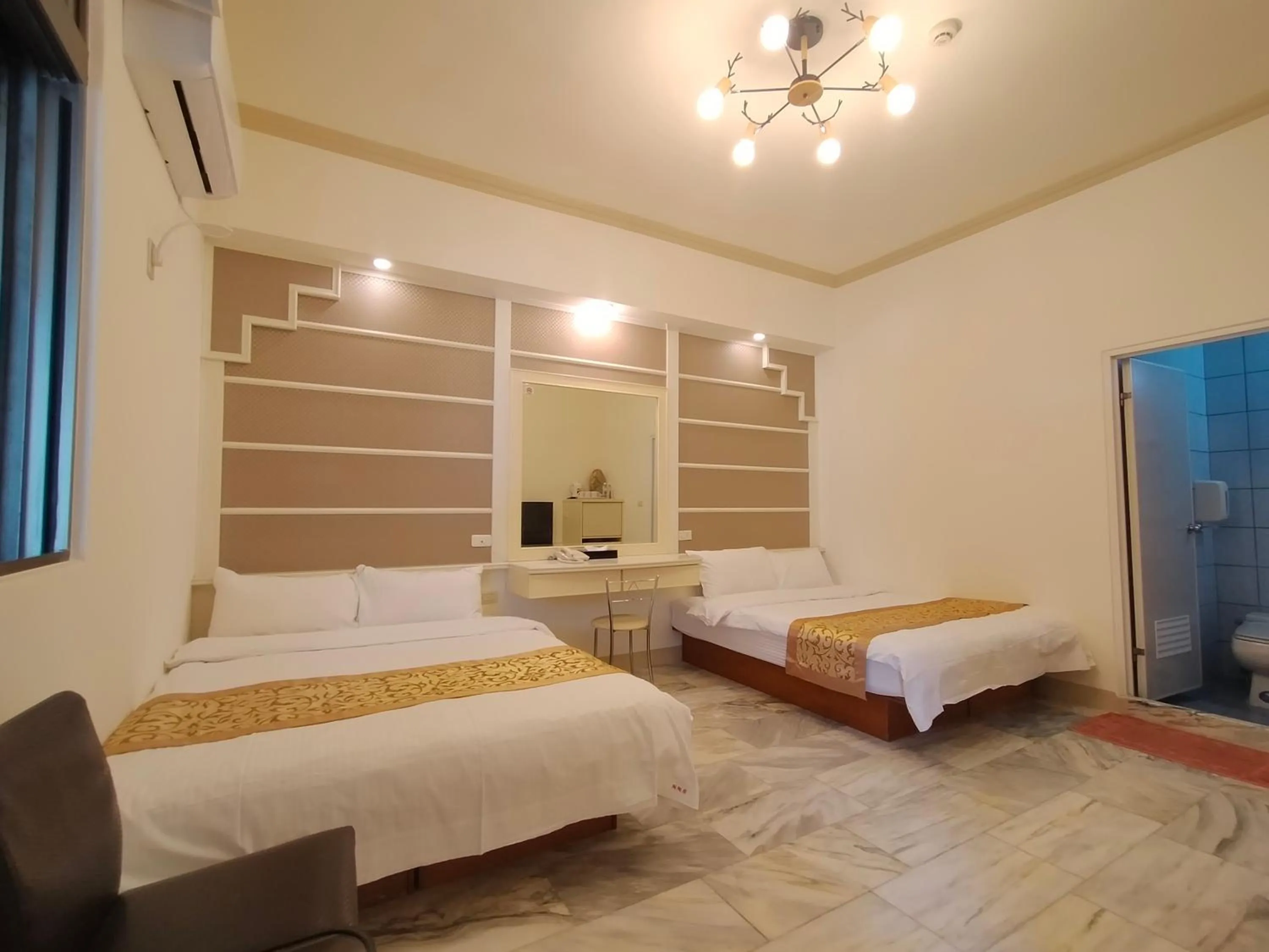 Photo of the whole room, Bed in 陶陶居商旅 Tautauchu Hotel