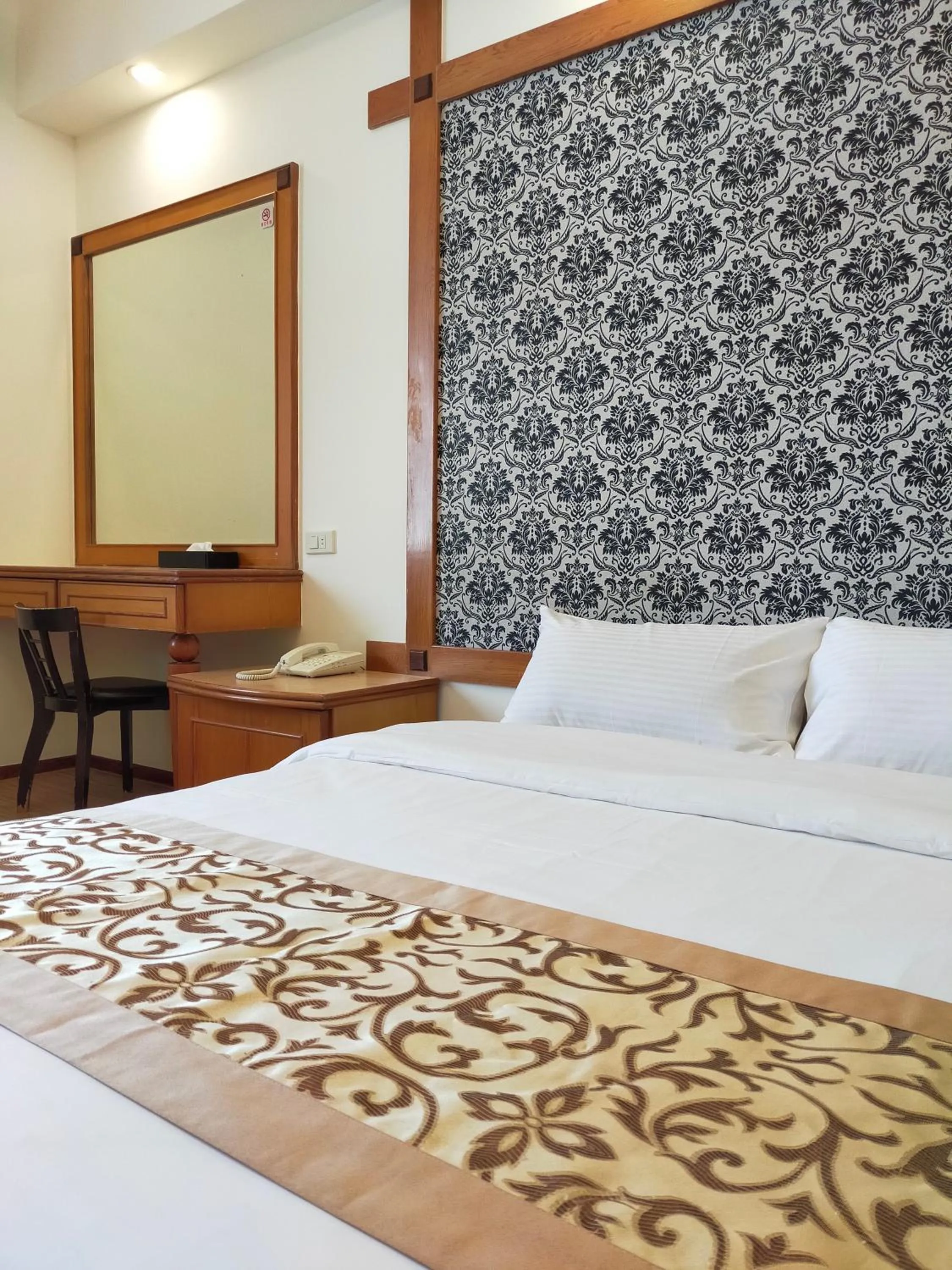 Photo of the whole room, Bed in Tau Tau Chu Hotel