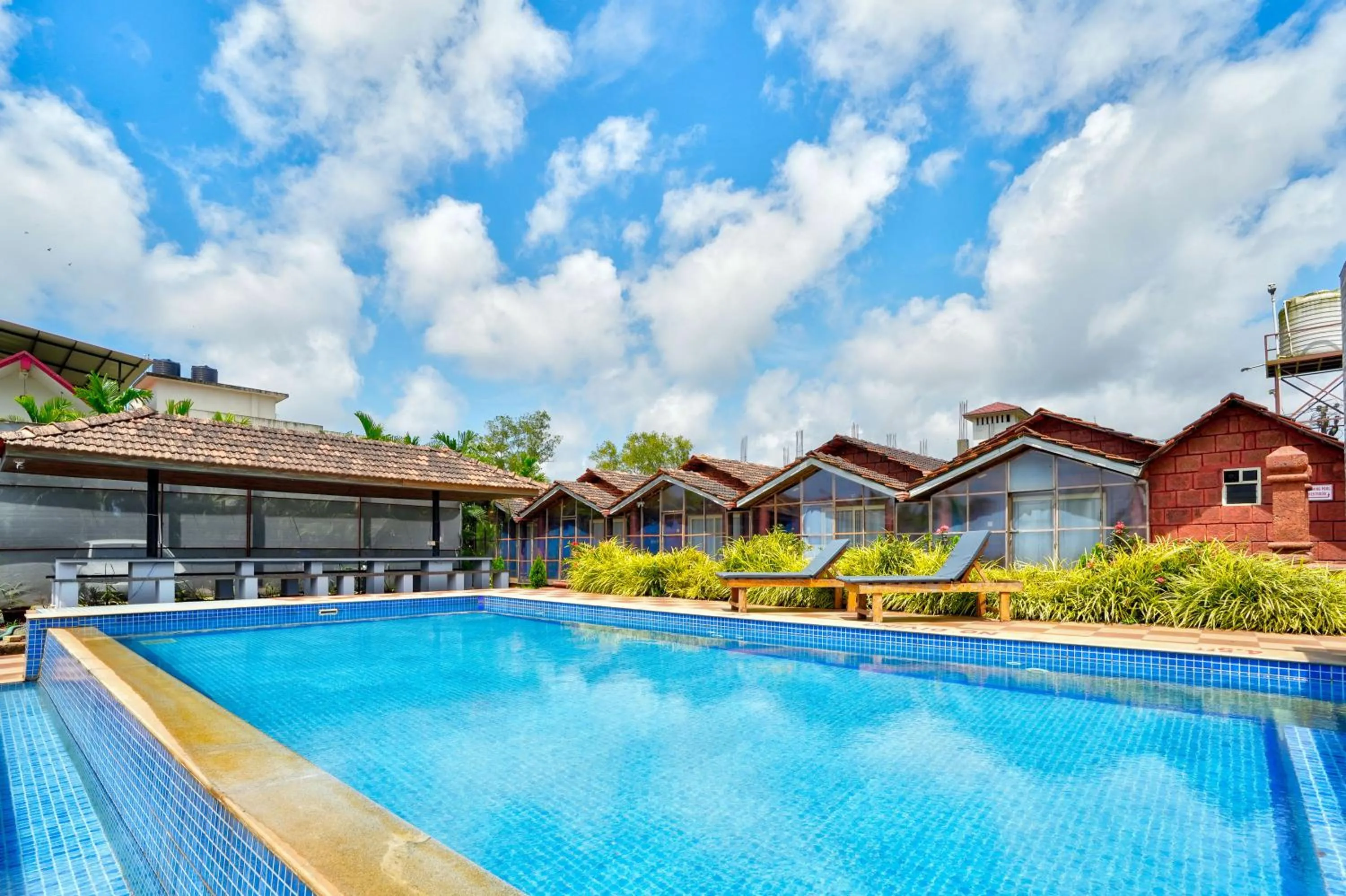 Swimming pool in Rofinos Cottages