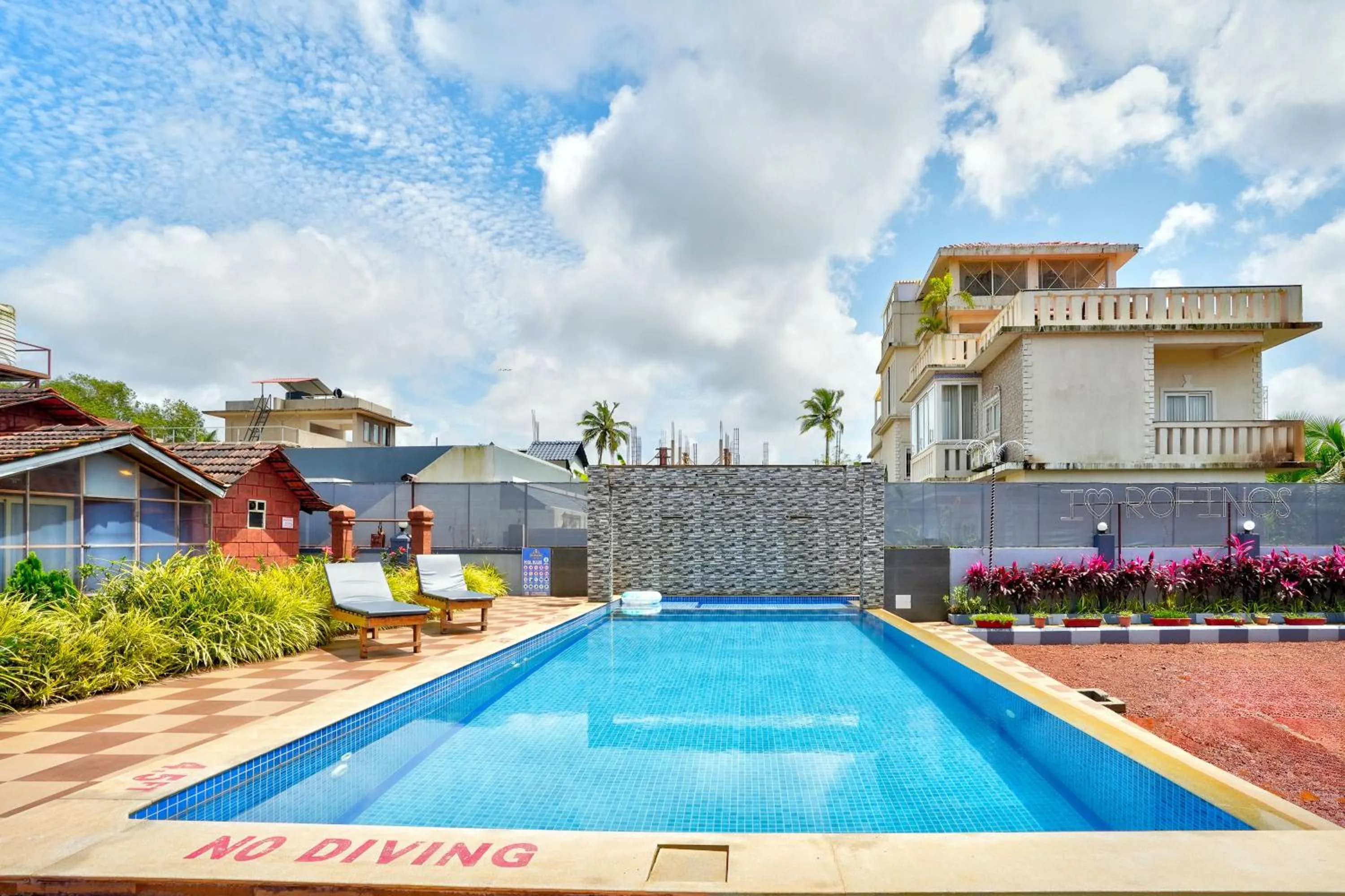 Swimming pool in Rofinos Cottages