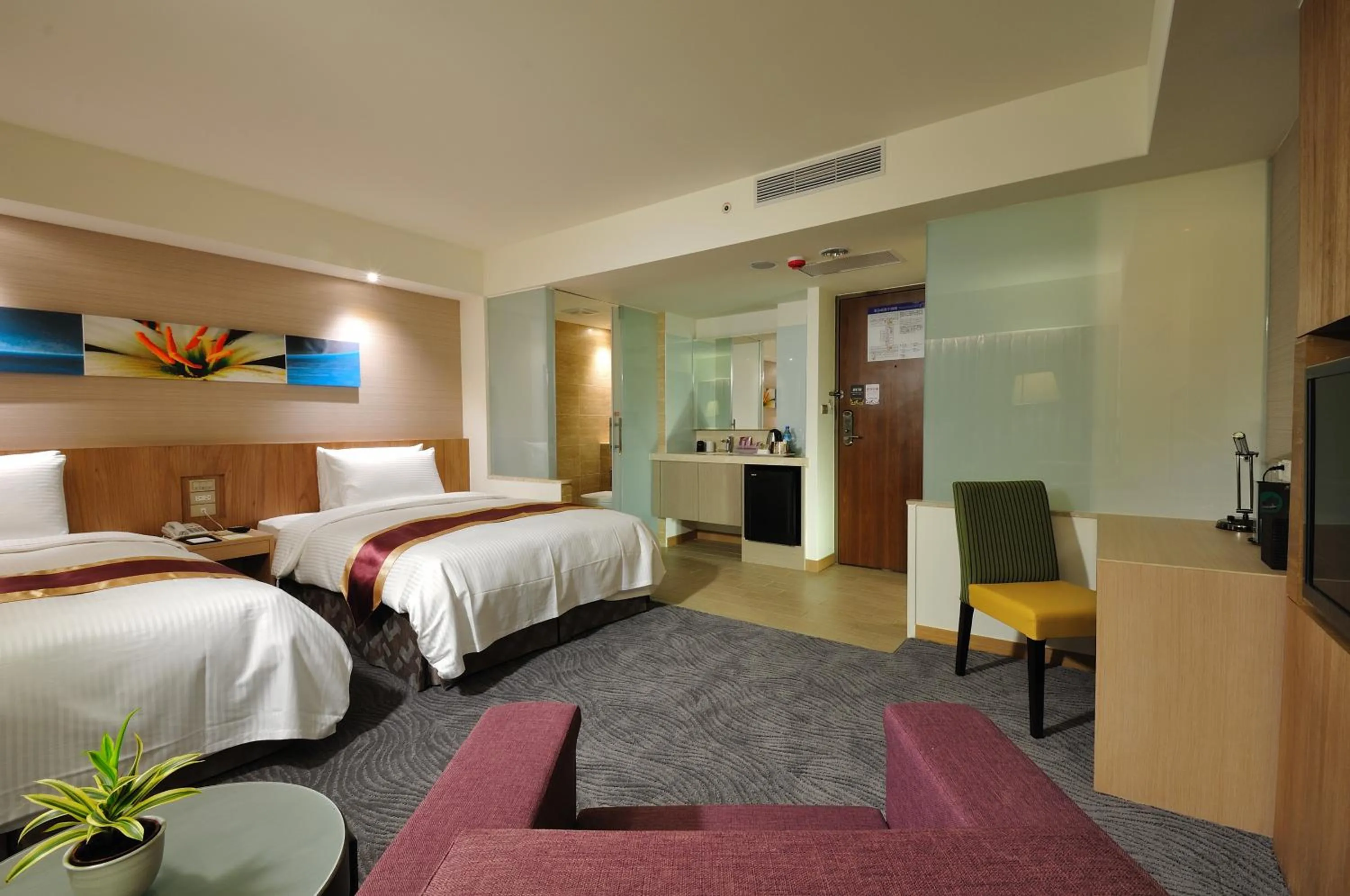 Photo of the whole room, Bed in Hoya Resort Hotel