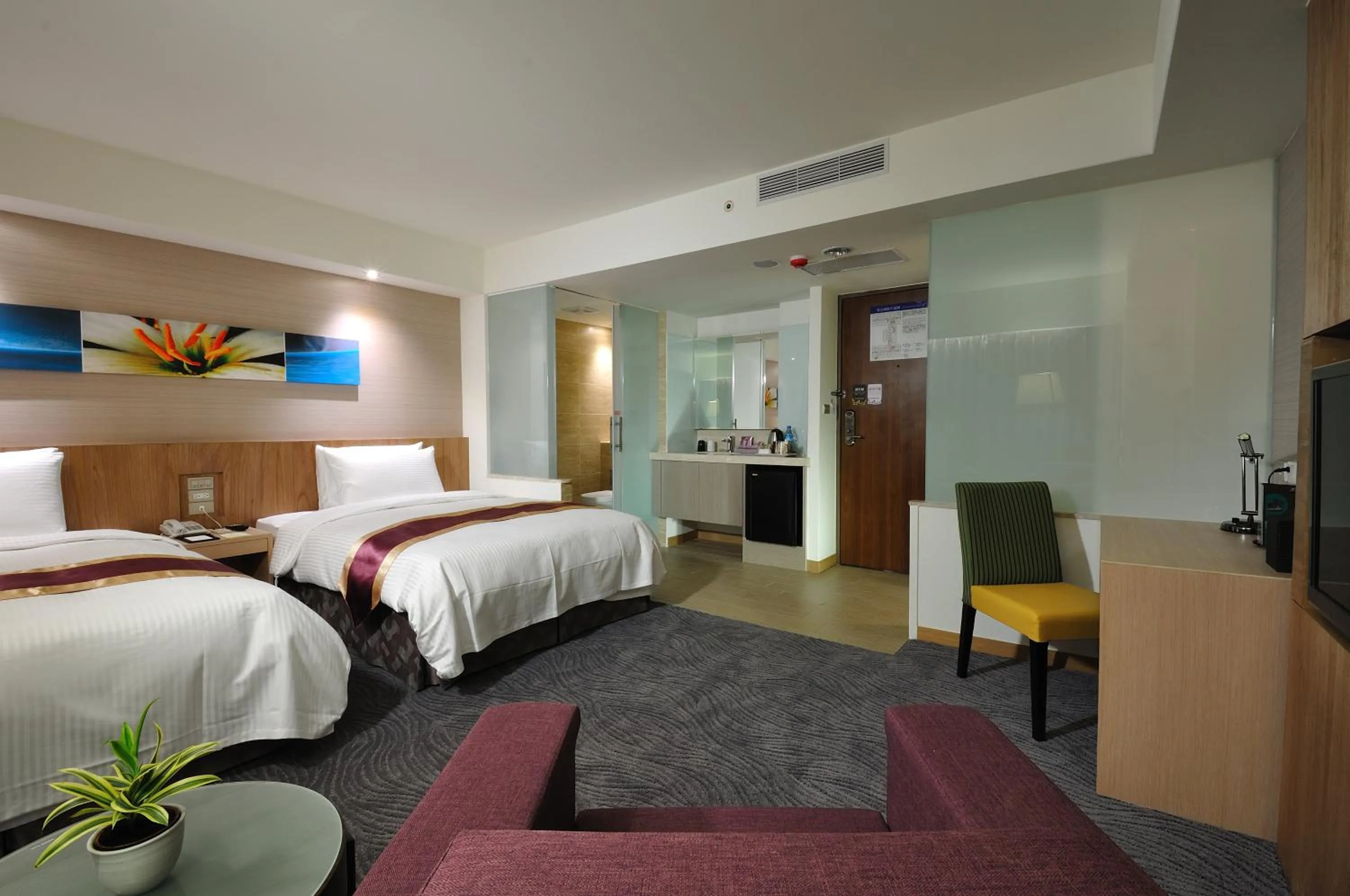 Photo of the whole room, Bed in Hoya Resort Hotel