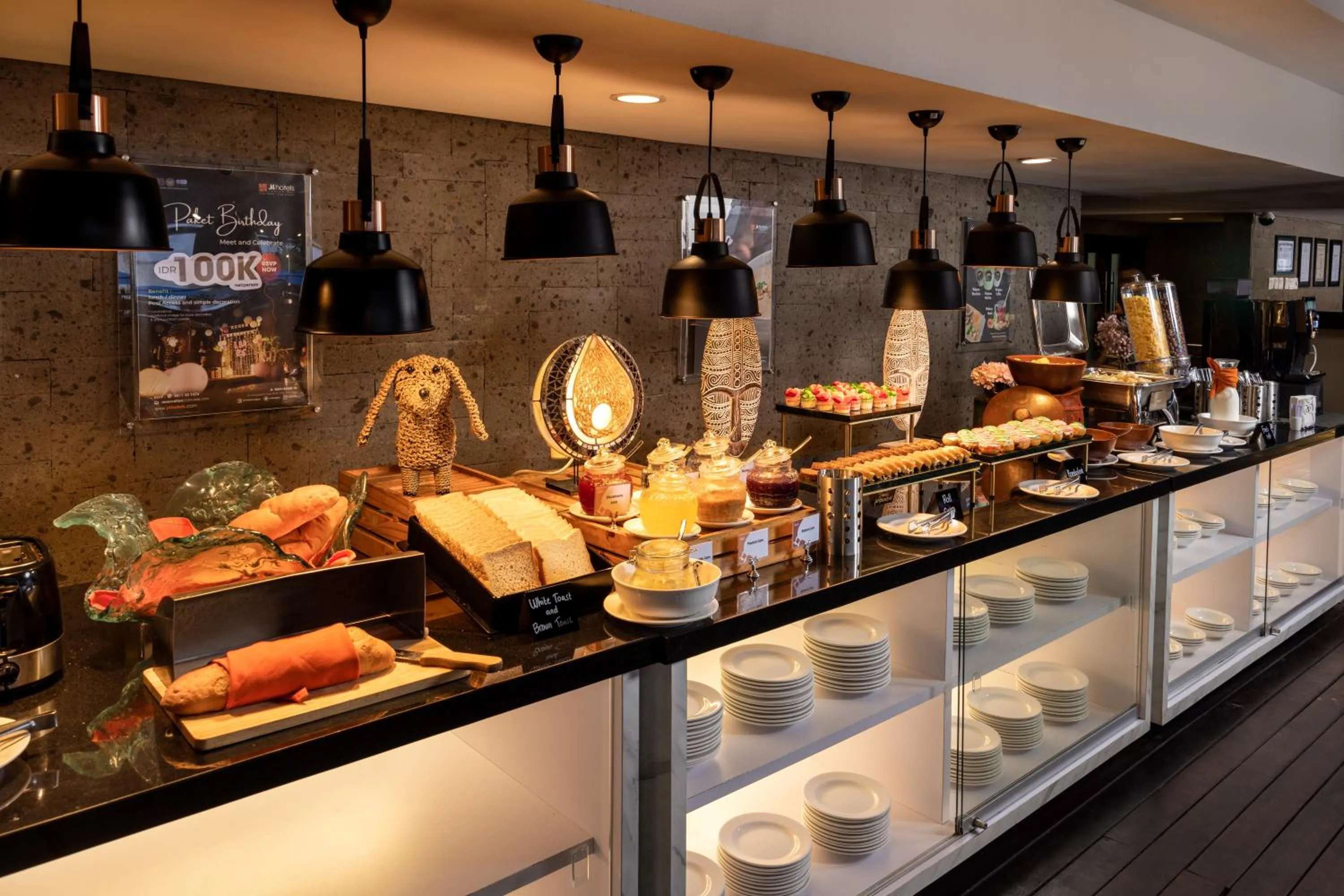 Restaurant/places to eat in J4 Hotels Legian