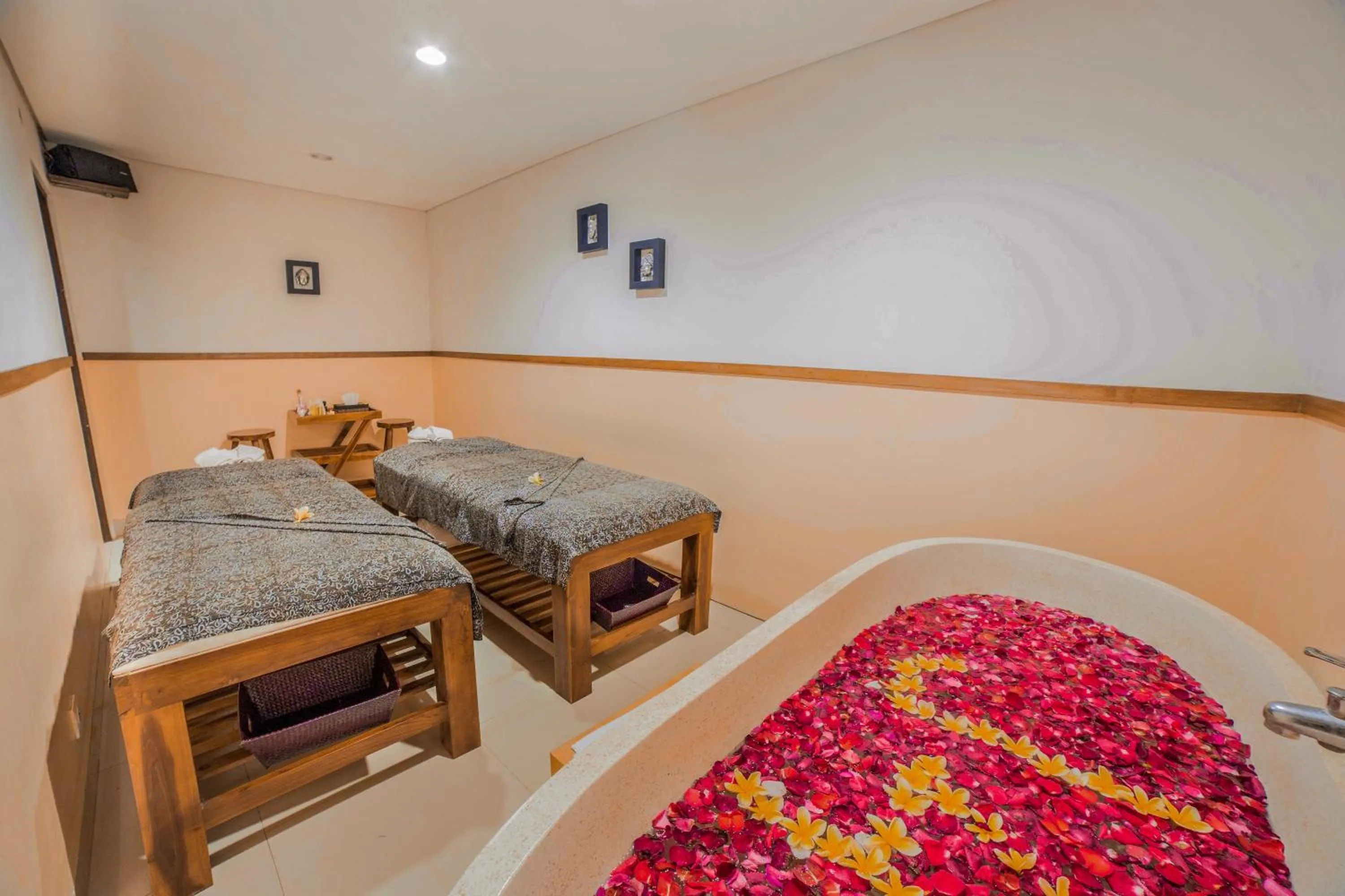 Massage, Bed in J4 Hotels Legian