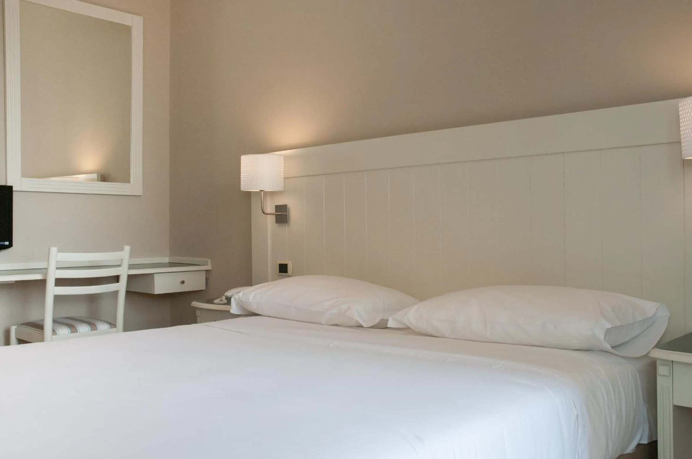 Shower, Bed in Astoria Hotel