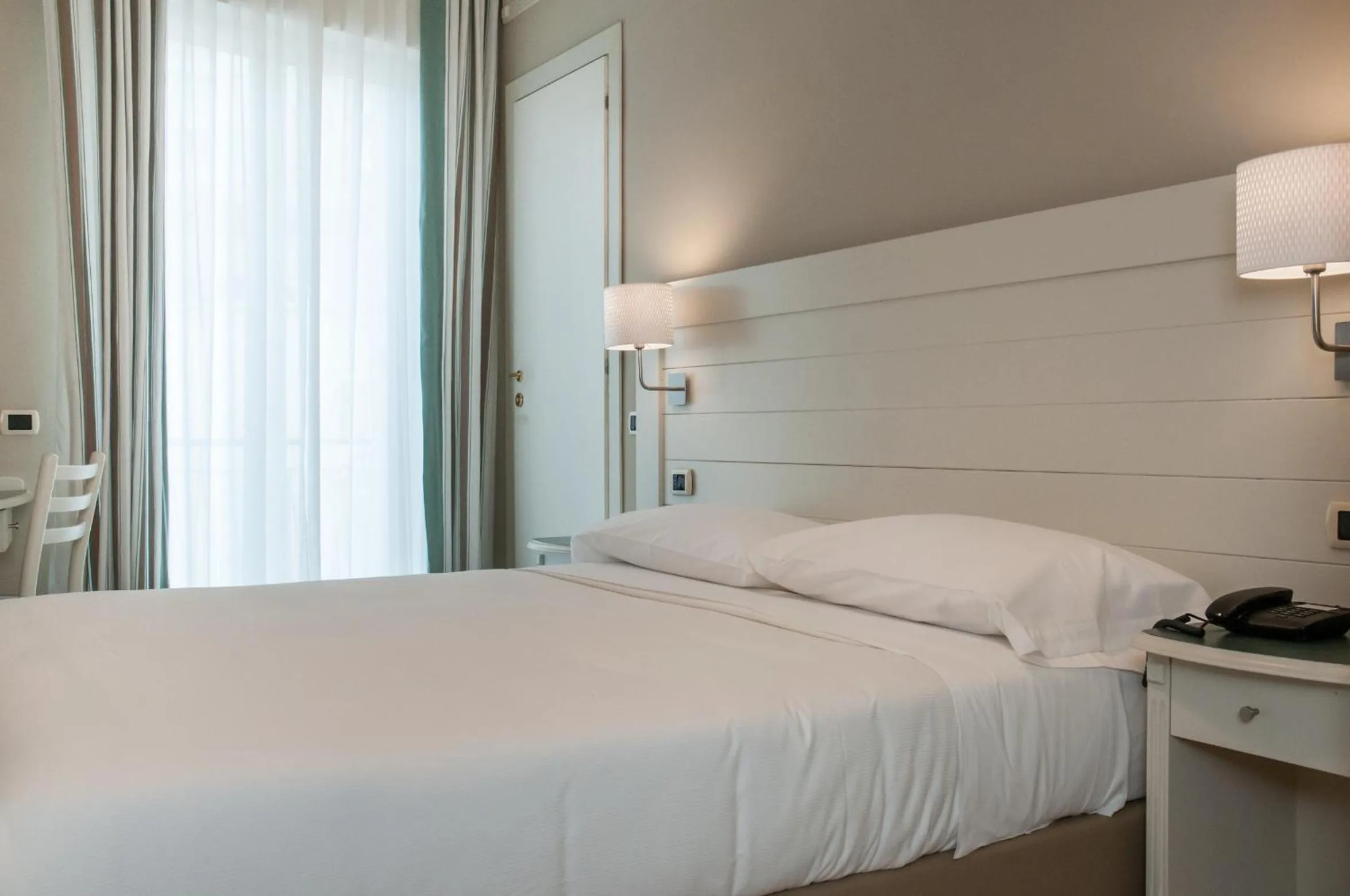 Shower, Bed in Astoria Hotel