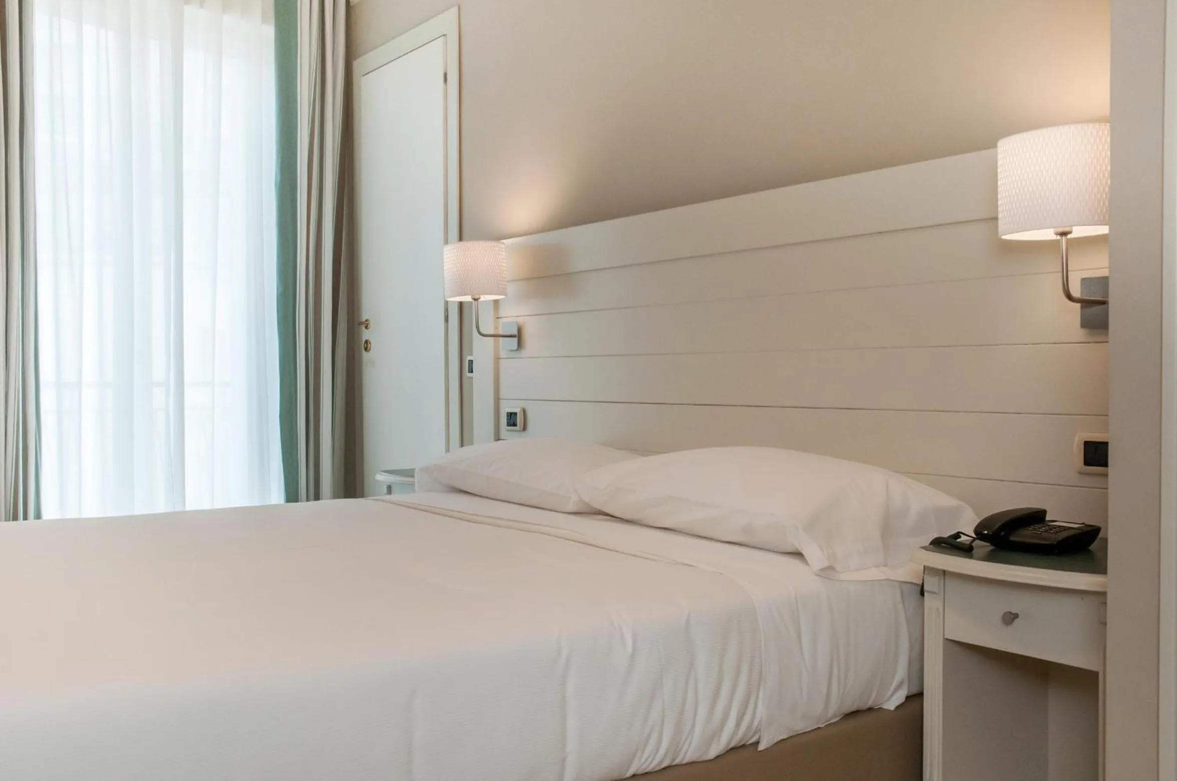 Shower, Bed in Astoria Hotel