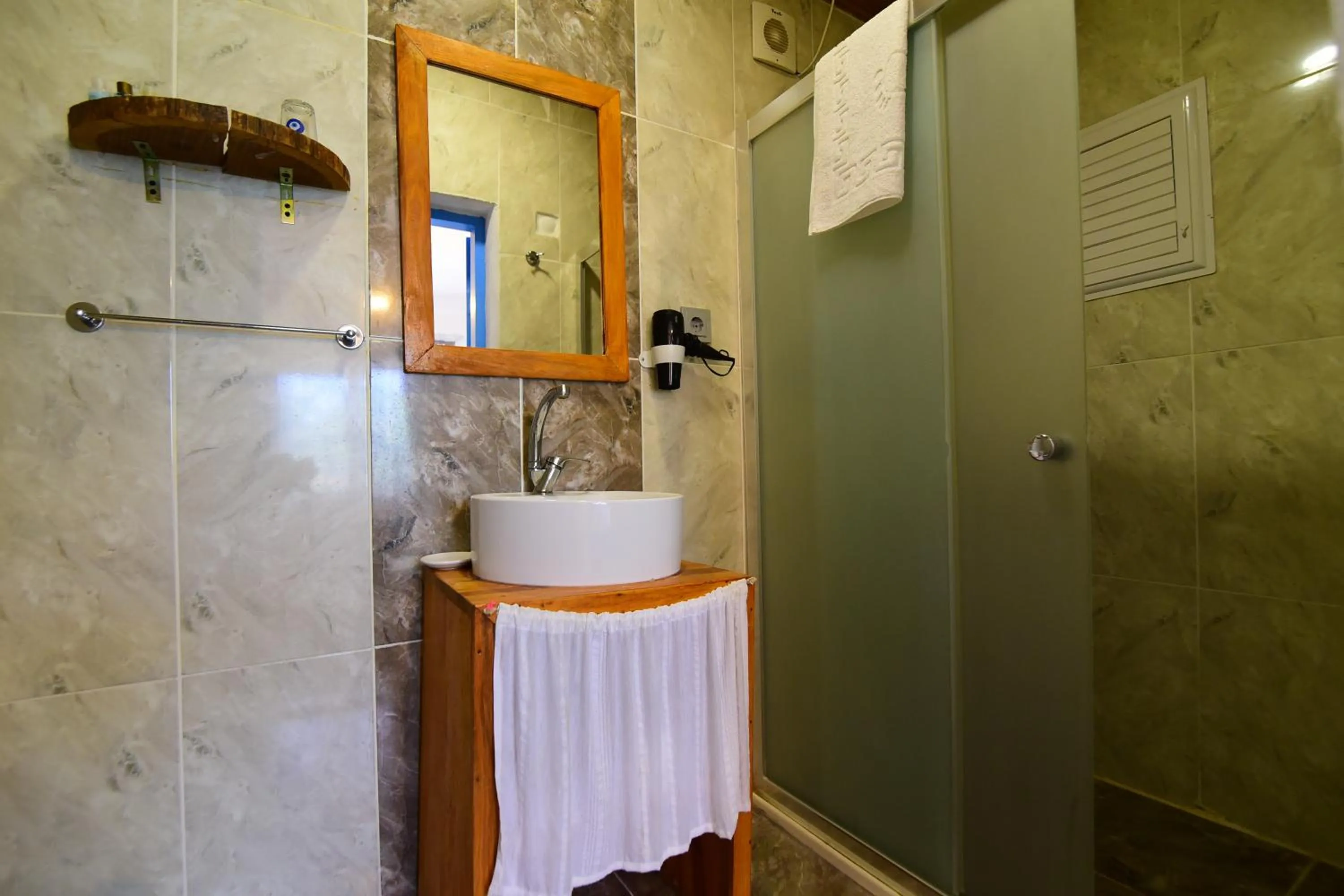 Bathroom in Eleni (L&E) Pansiyon