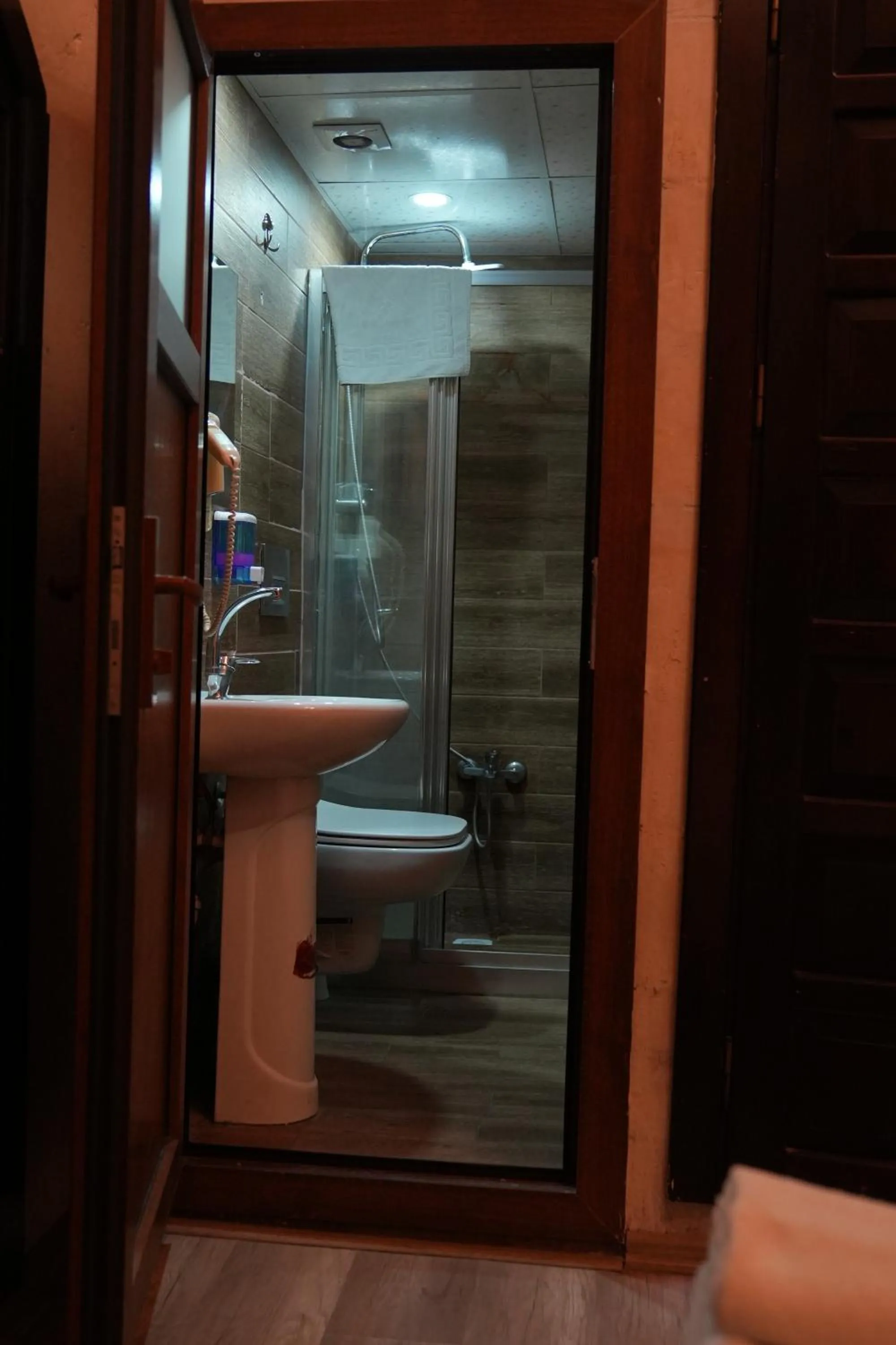 Shower in JOSELİN HOTEL