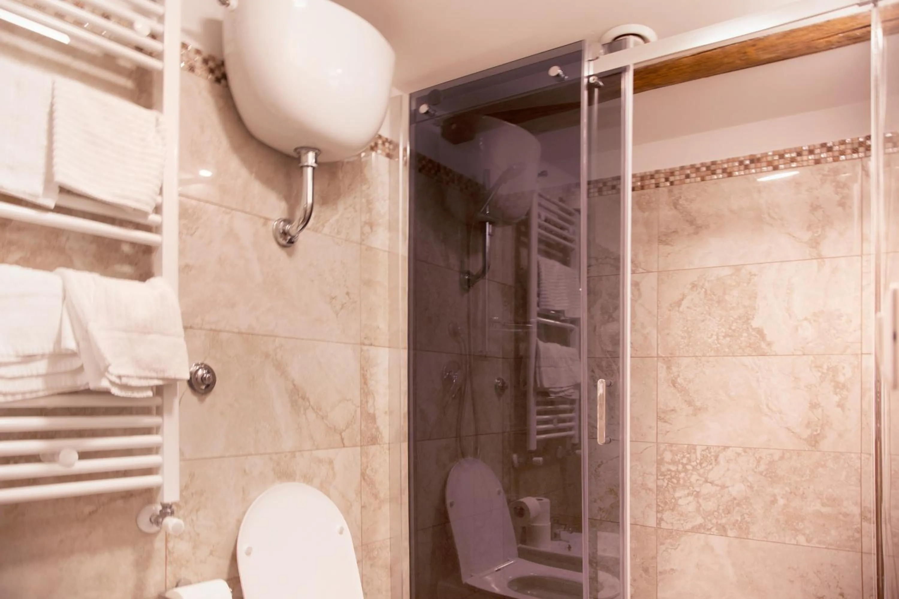 Shower in Hotel Silva