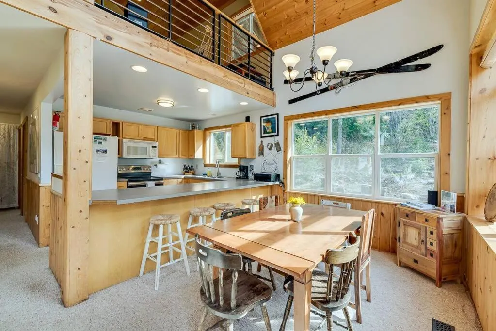 Hot Tub Cool Views: Roaring Creek Cabin