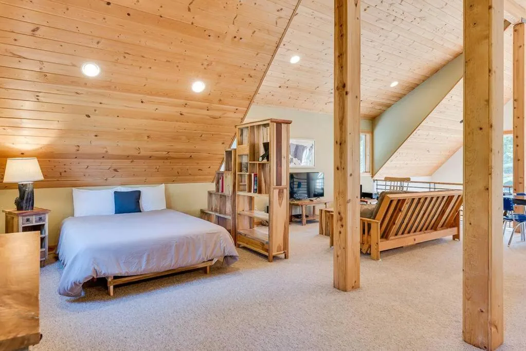 Bed in Hot Tub Cool Views: Roaring Creek Cabin