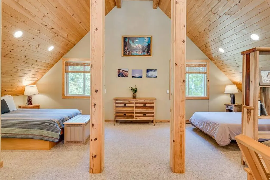 Bed in Hot Tub Cool Views: Roaring Creek Cabin