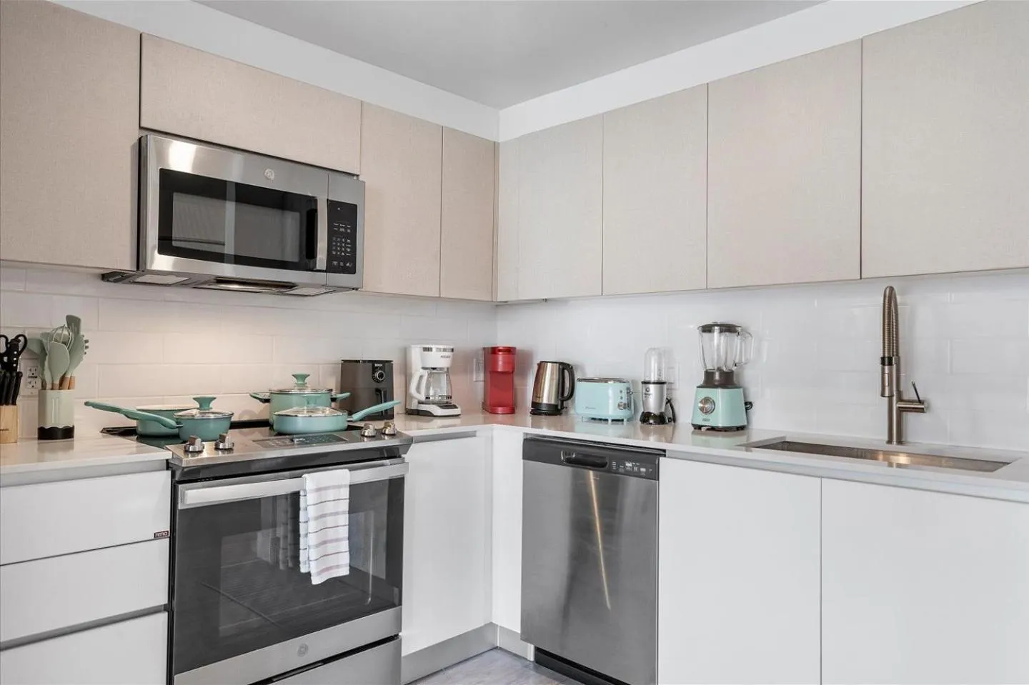 Coffee/tea facilities in Lofts of Aventura