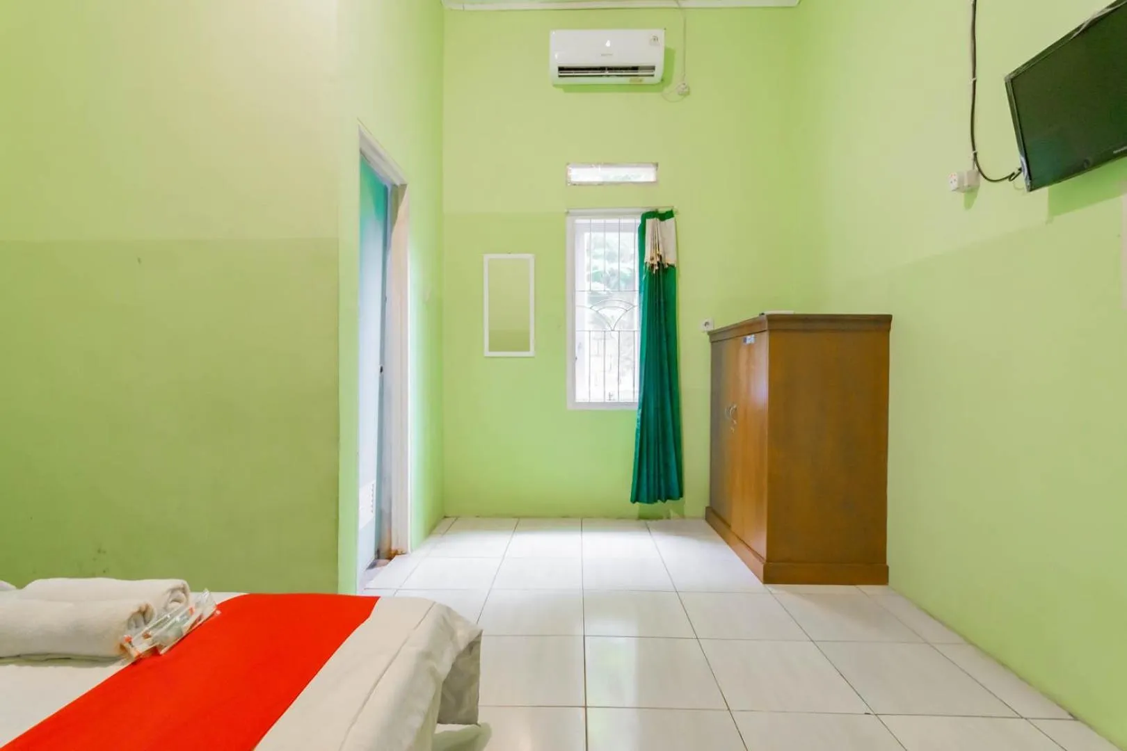 Bedroom, Bed in RedDoorz near Tugu Pramuka Cianjur