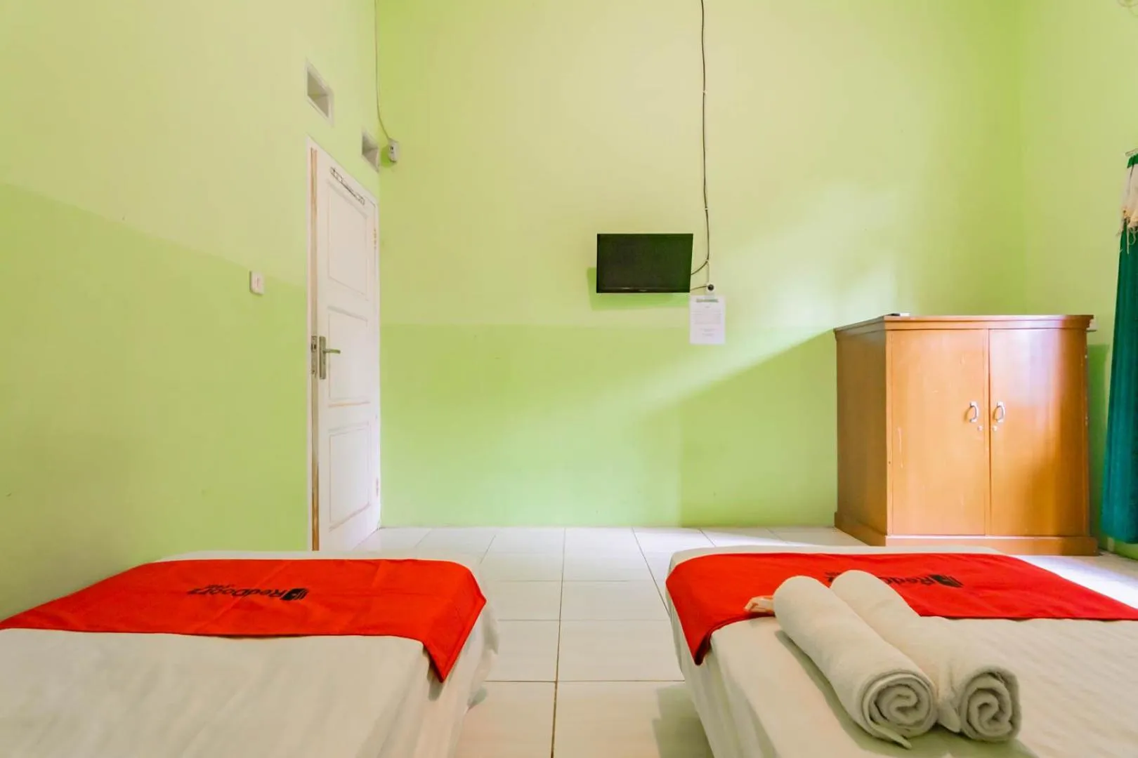 Bedroom, Bed in RedDoorz near Tugu Pramuka Cianjur