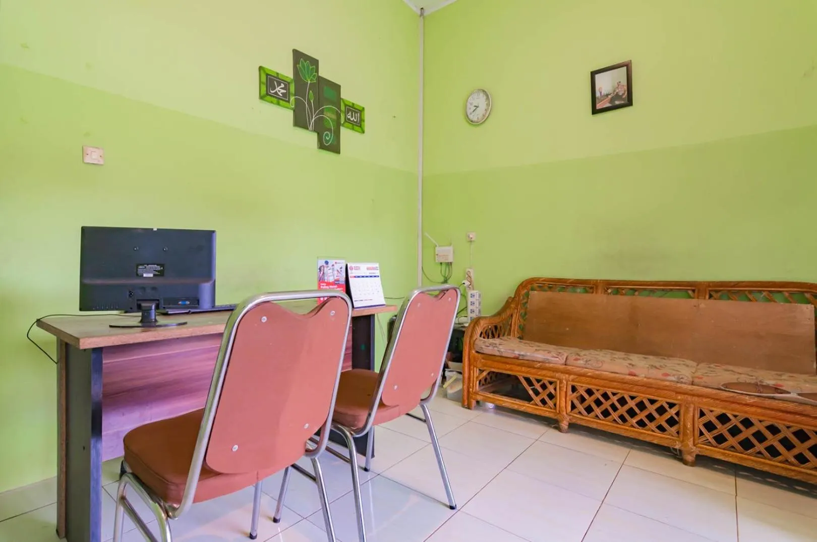 Lobby or reception in RedDoorz near Tugu Pramuka Cianjur