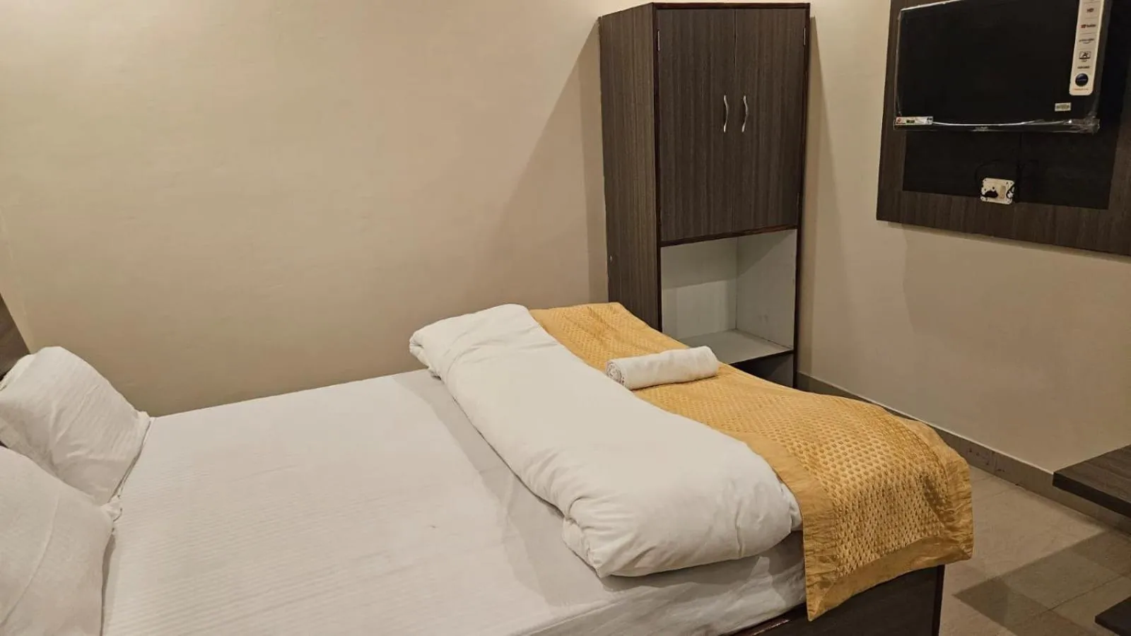 Bedroom, Bed in Bluebells Varanasi