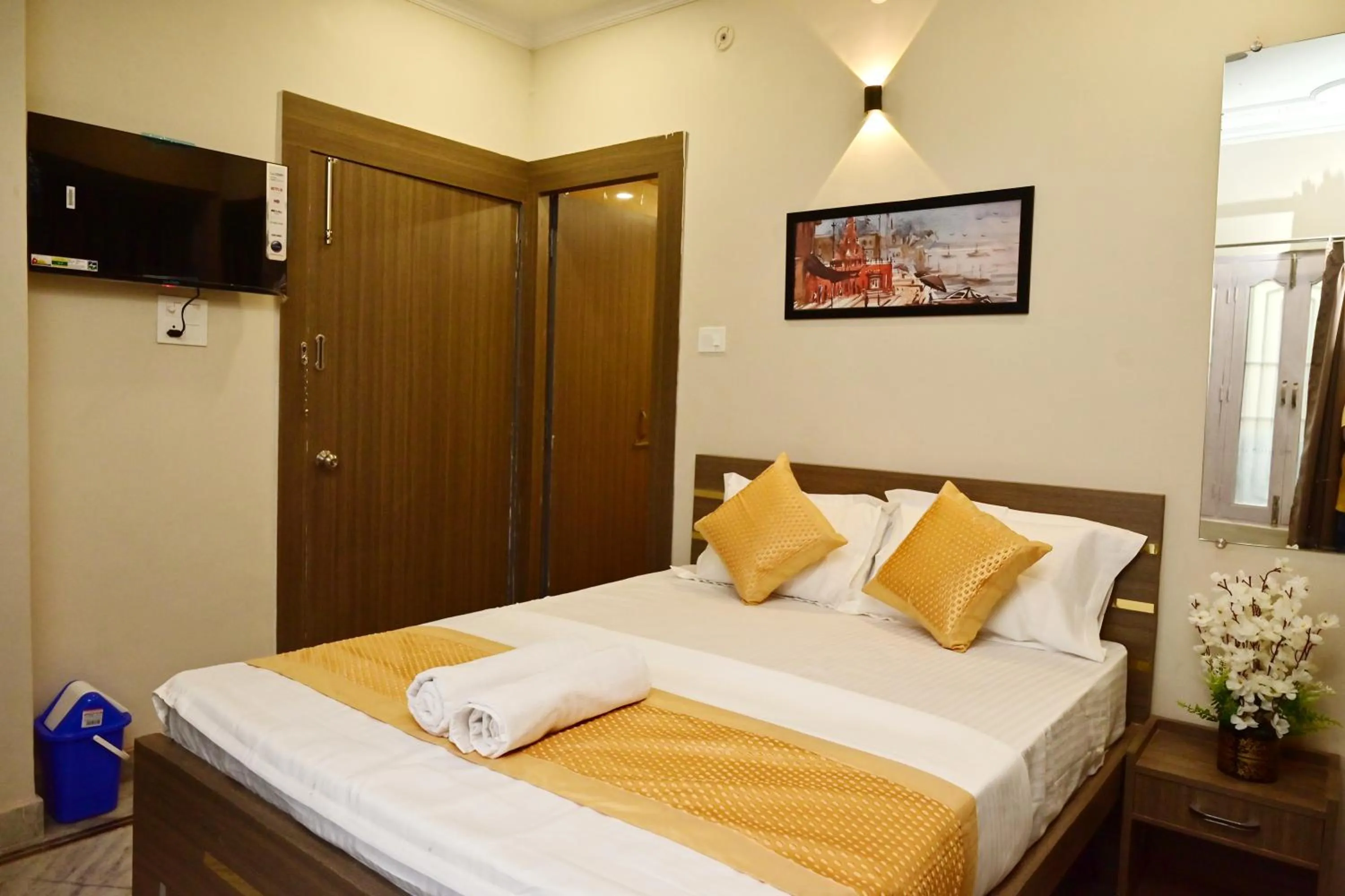 Photo of the whole room, Bed in Bluebells Varanasi