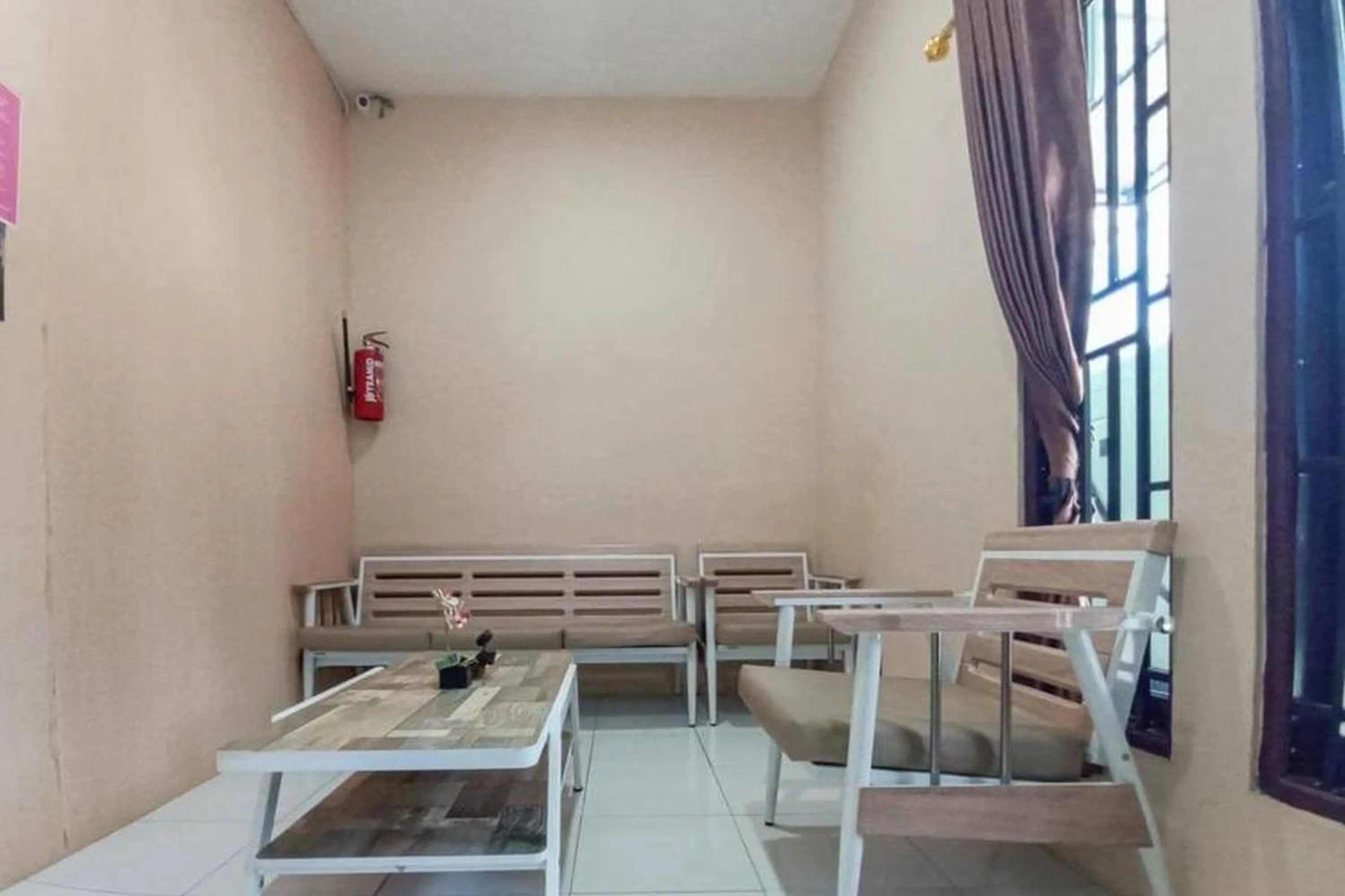 Seating area in RedDoorz @ Waena Jayapura