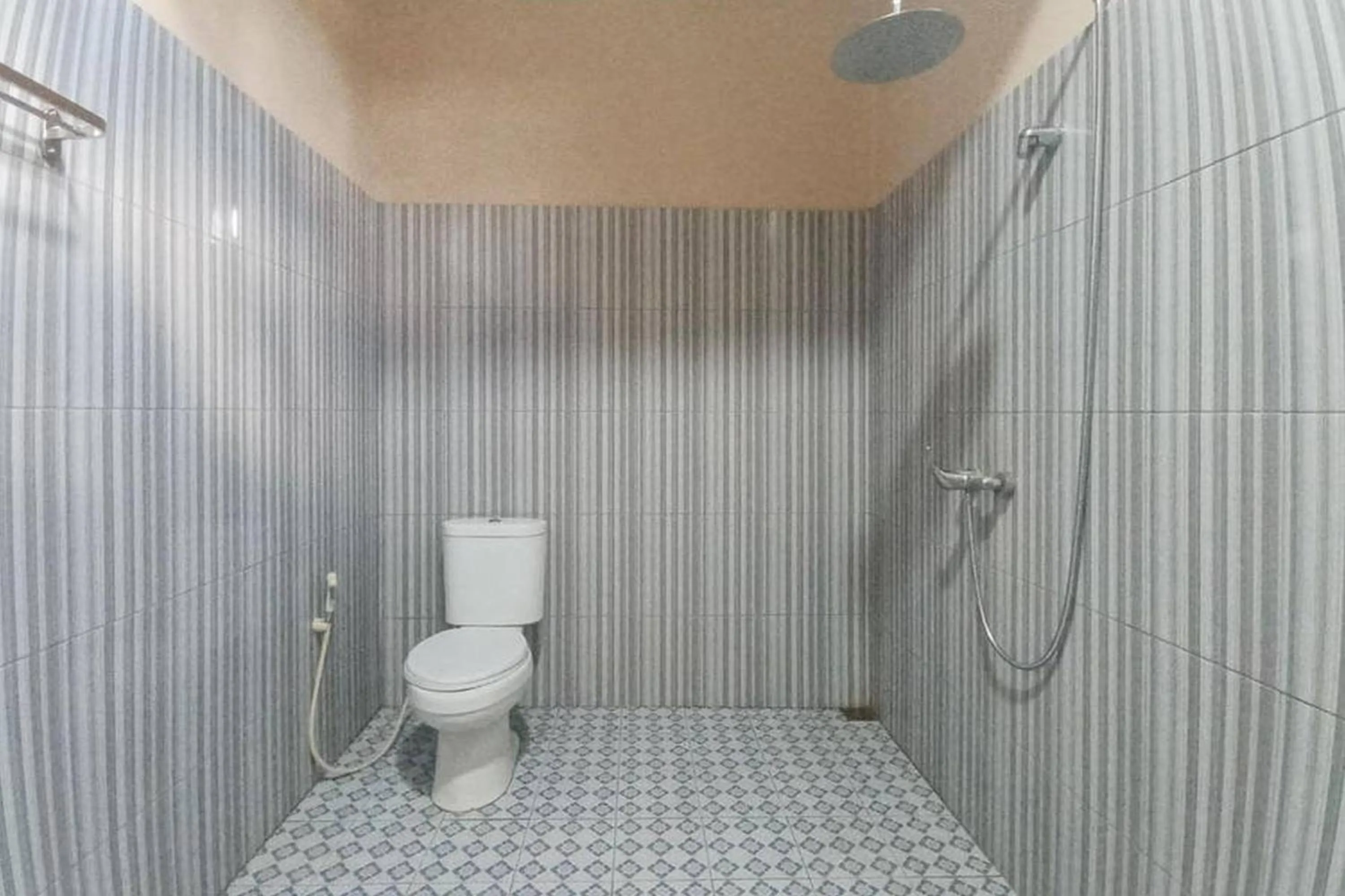 Bathroom in RedDoorz @ Waena Jayapura