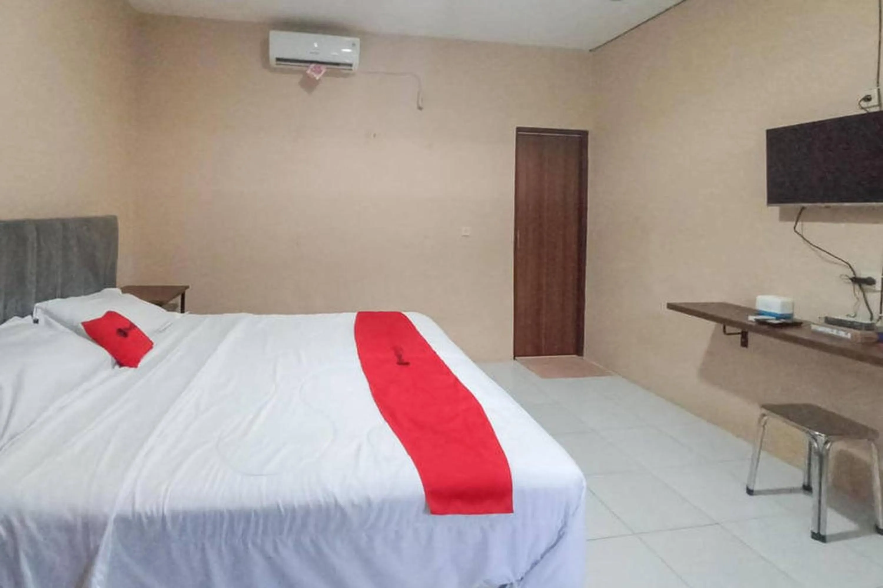 Photo of the whole room, Bed in RedDoorz @ Waena Jayapura