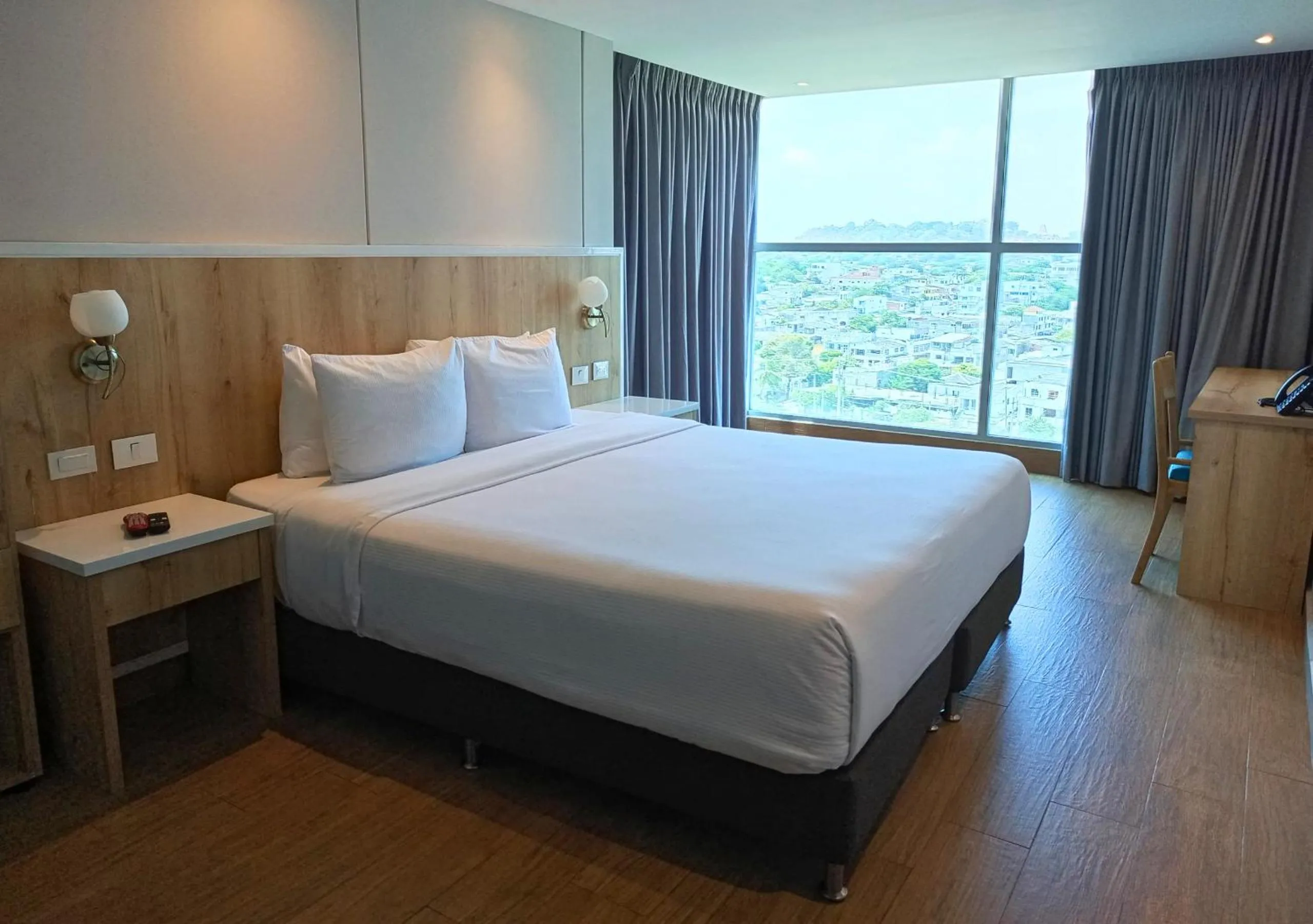 Bedroom, Bed in Wyndham Garden Cartagena