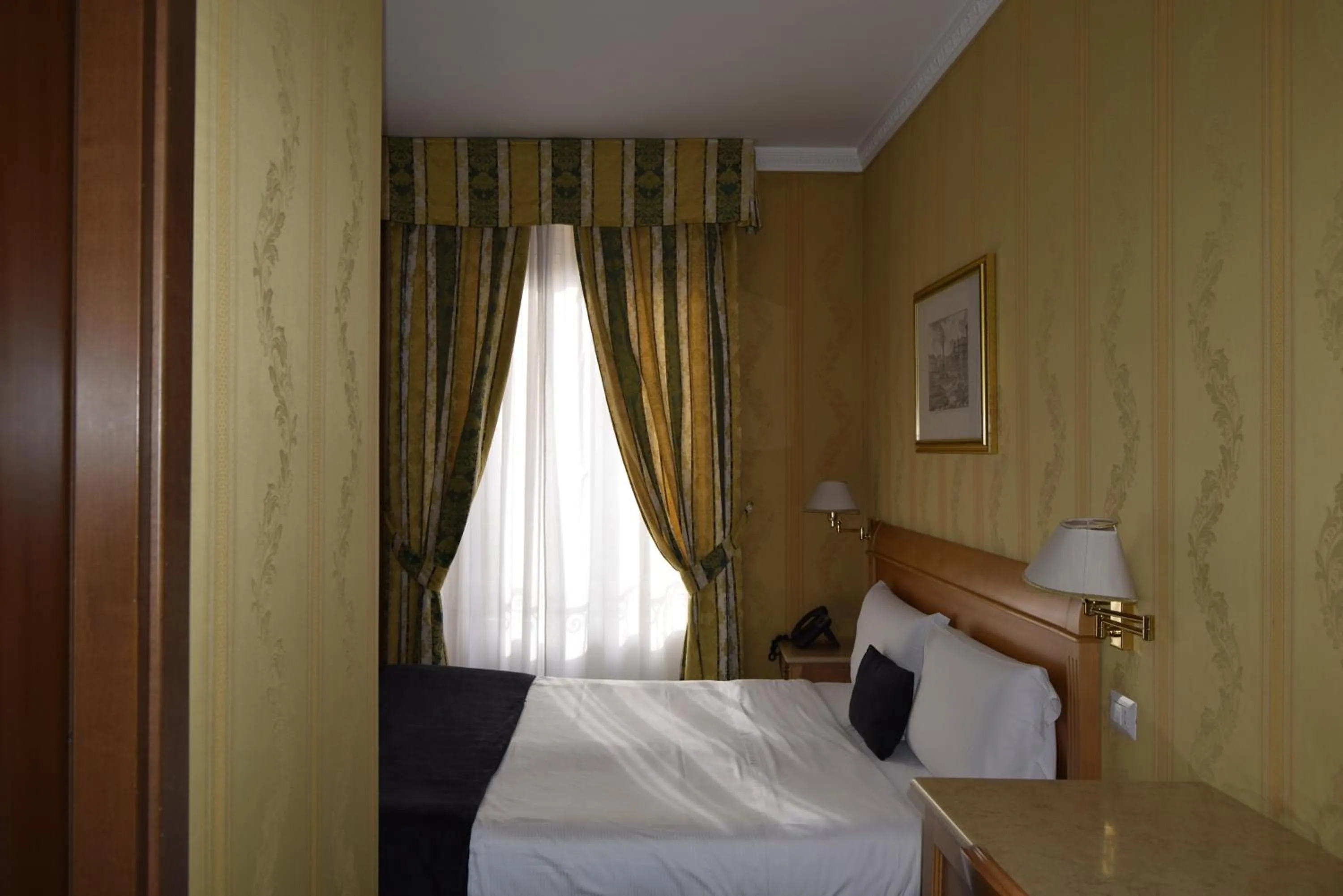 Photo of the whole room, Bed in Hotel dei Quiriti