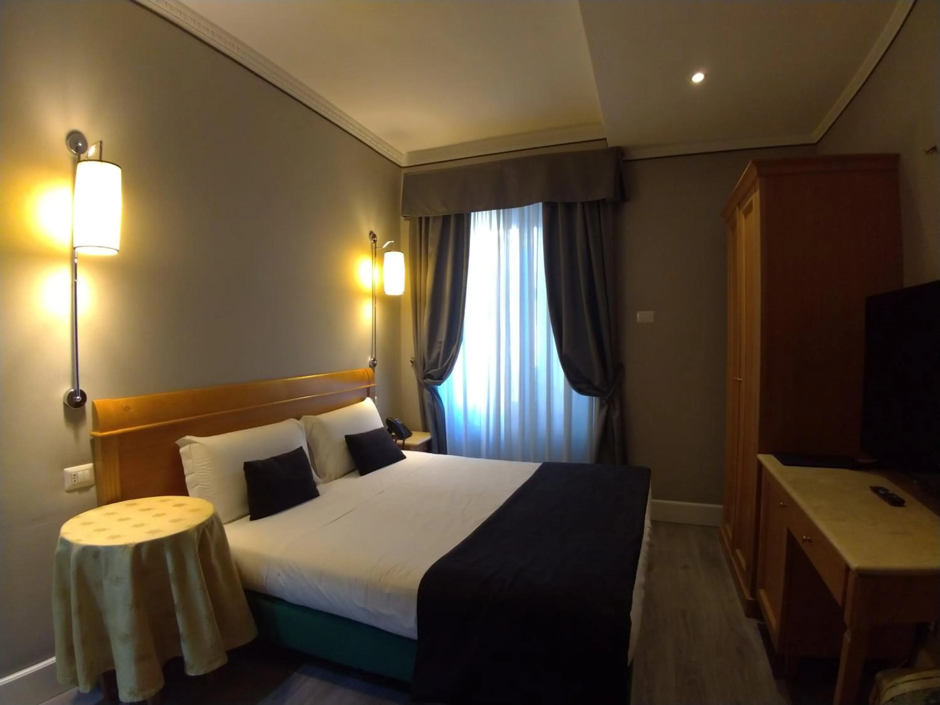 Photo of the whole room, Bed in Hotel dei Quiriti