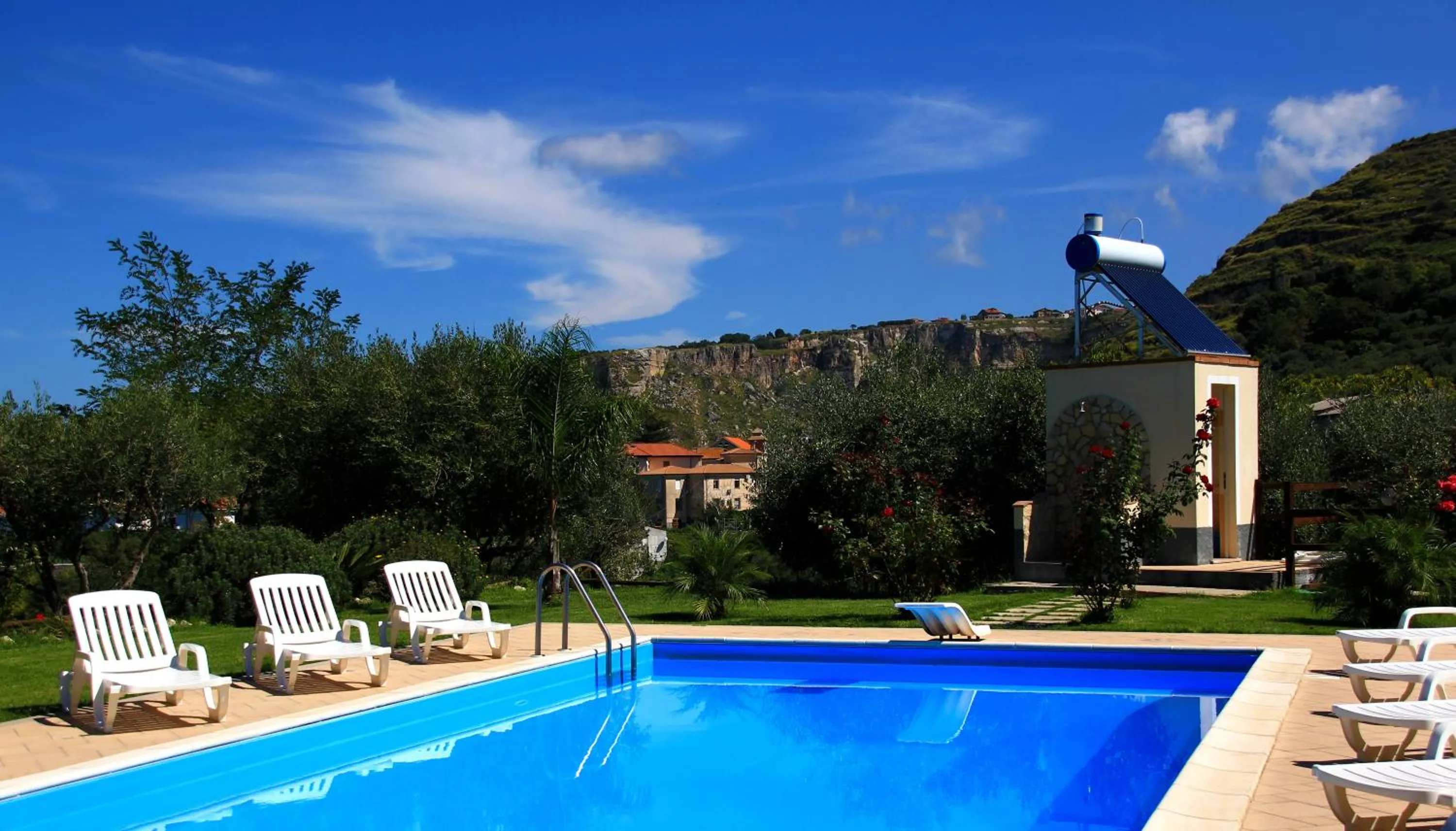 Swimming pool in Villa Garden