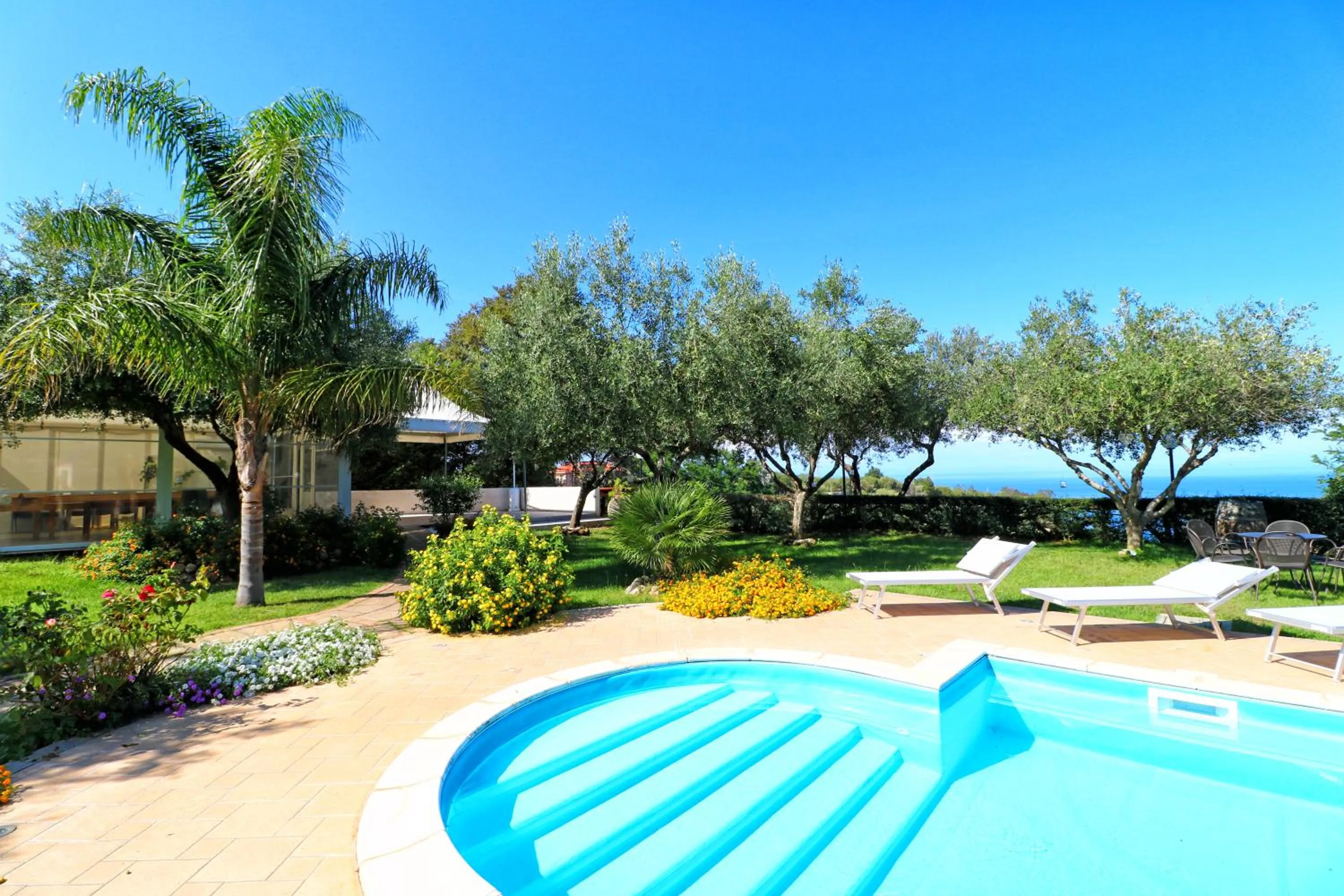 Swimming pool in Villa Garden