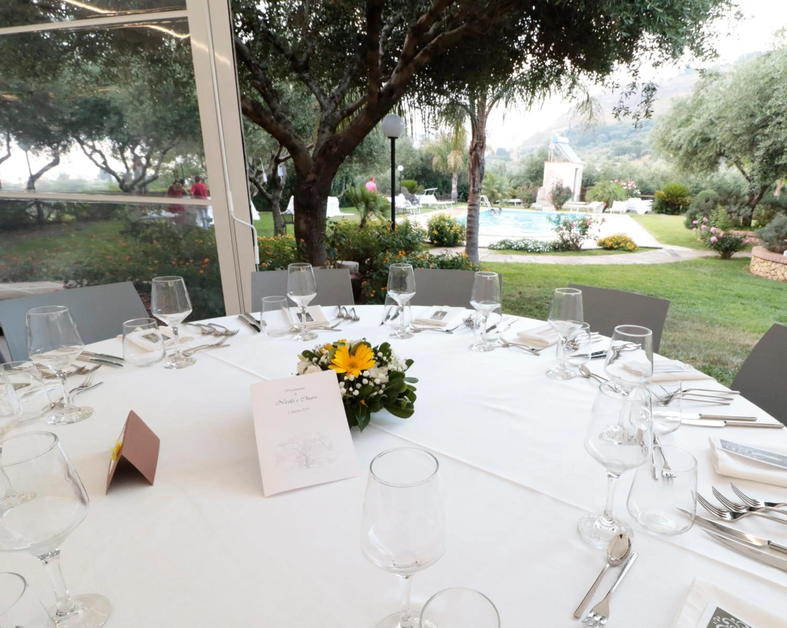 Restaurant/places to eat in Villa Garden