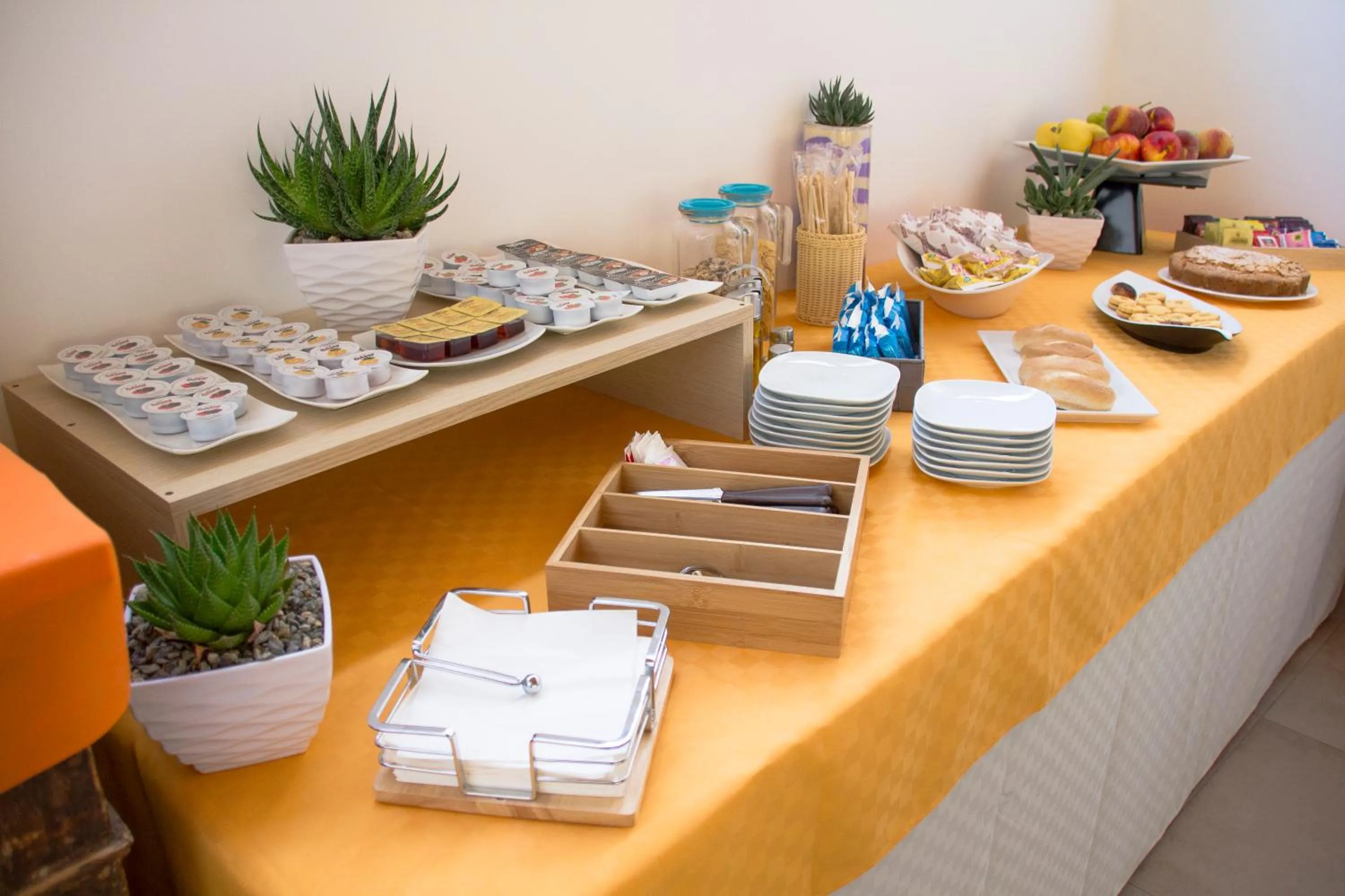 Buffet breakfast in Villa Garden