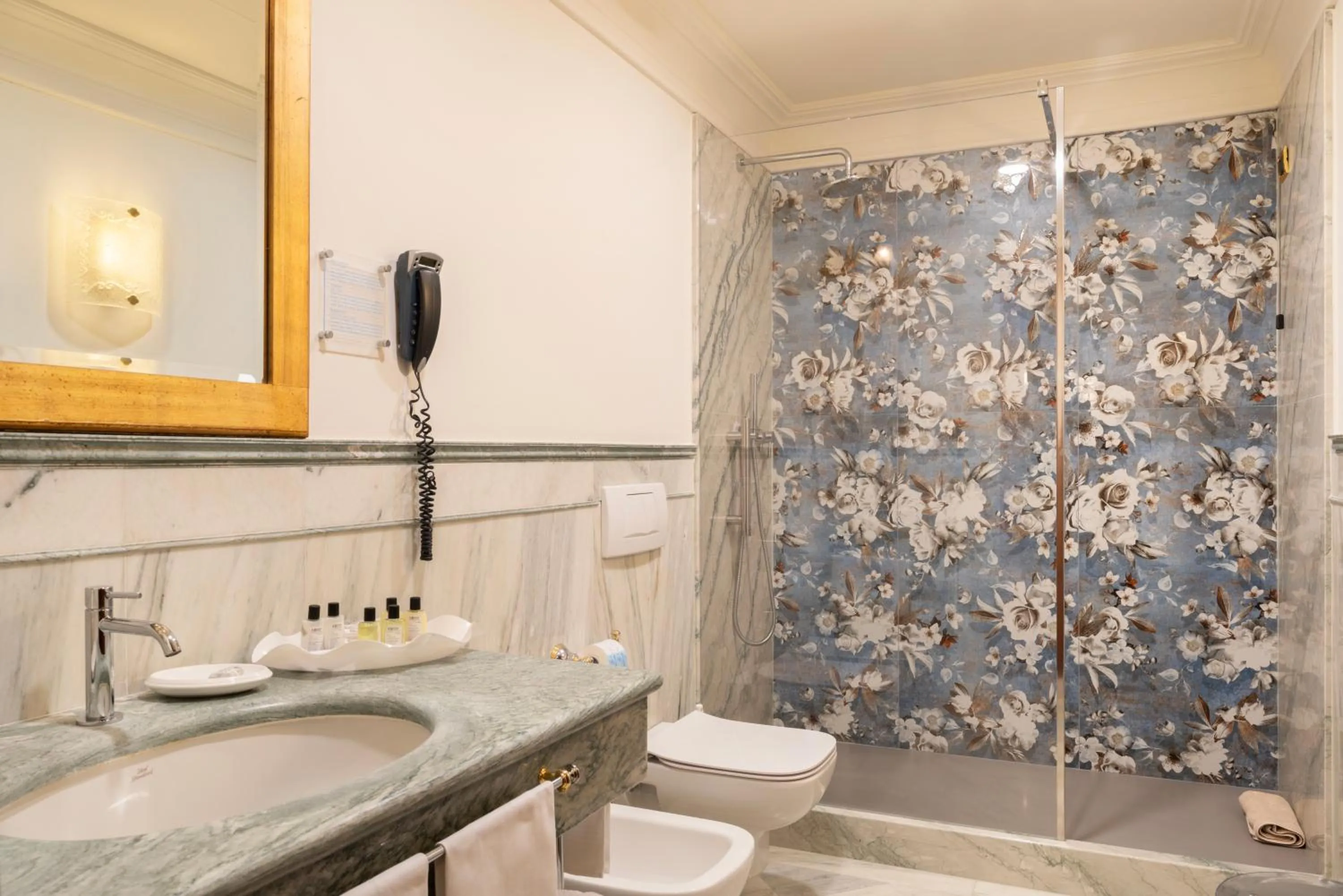 Shower in Art Hotel Orologio