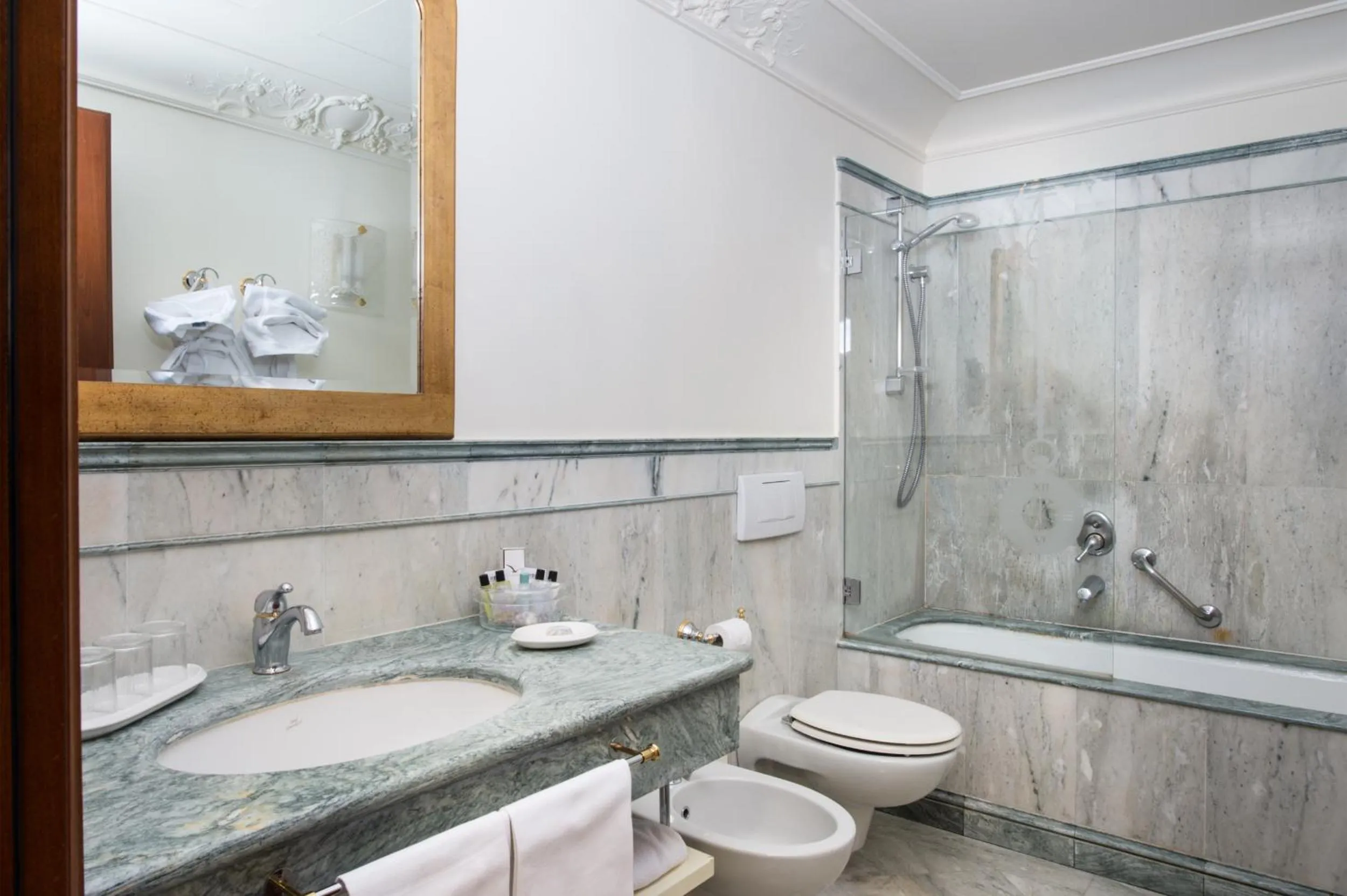 Shower in Art Hotel Orologio