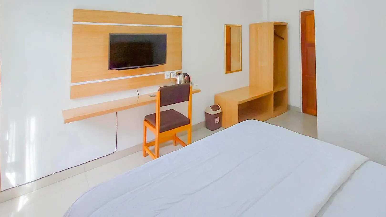 TV and multimedia, Bed in Urbanview Hotel Bundaran Besar Palangkaraya by RedDoorz