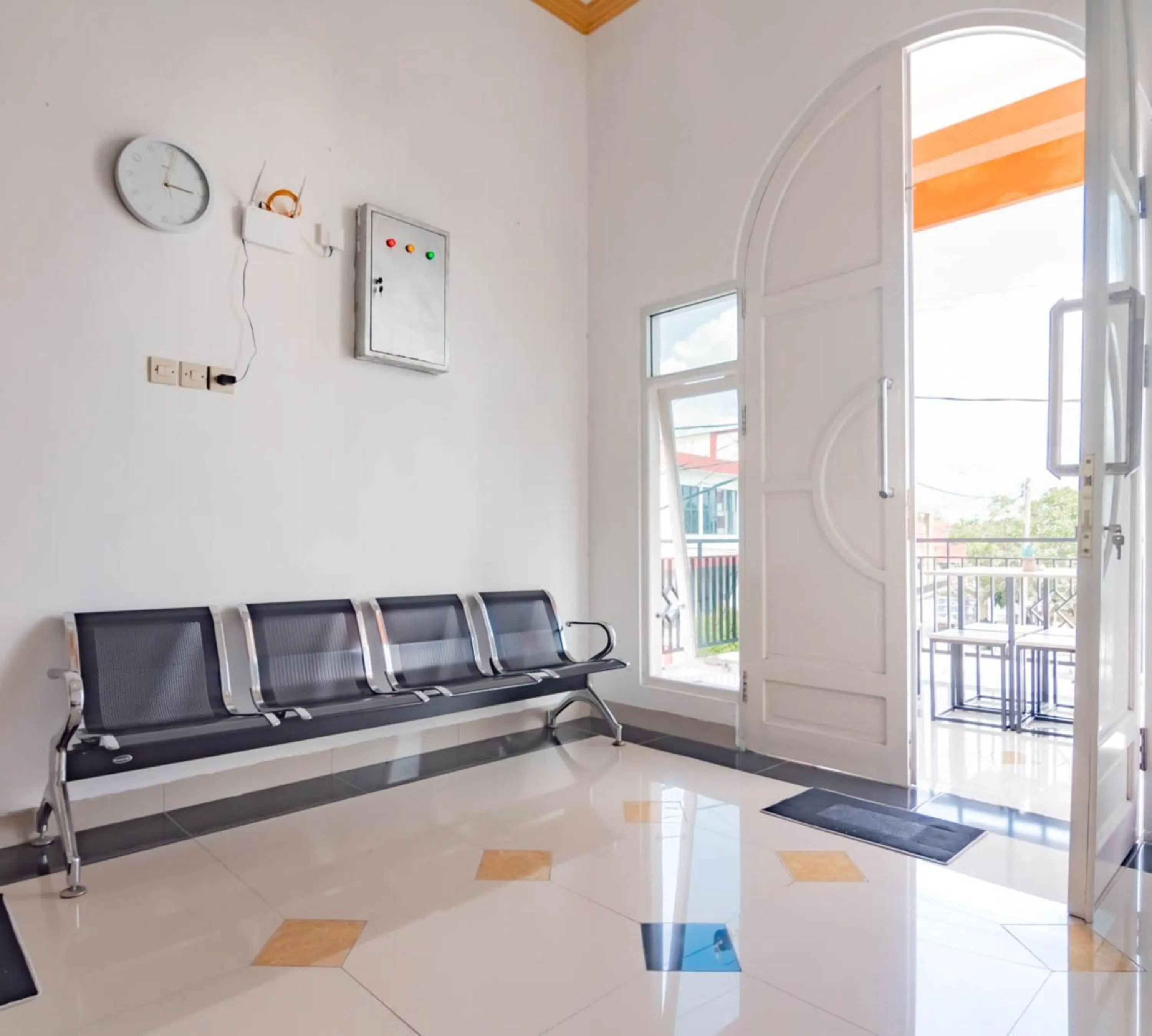 Lobby or reception in Urbanview Hotel Bundaran Besar Palangkaraya by RedDoorz