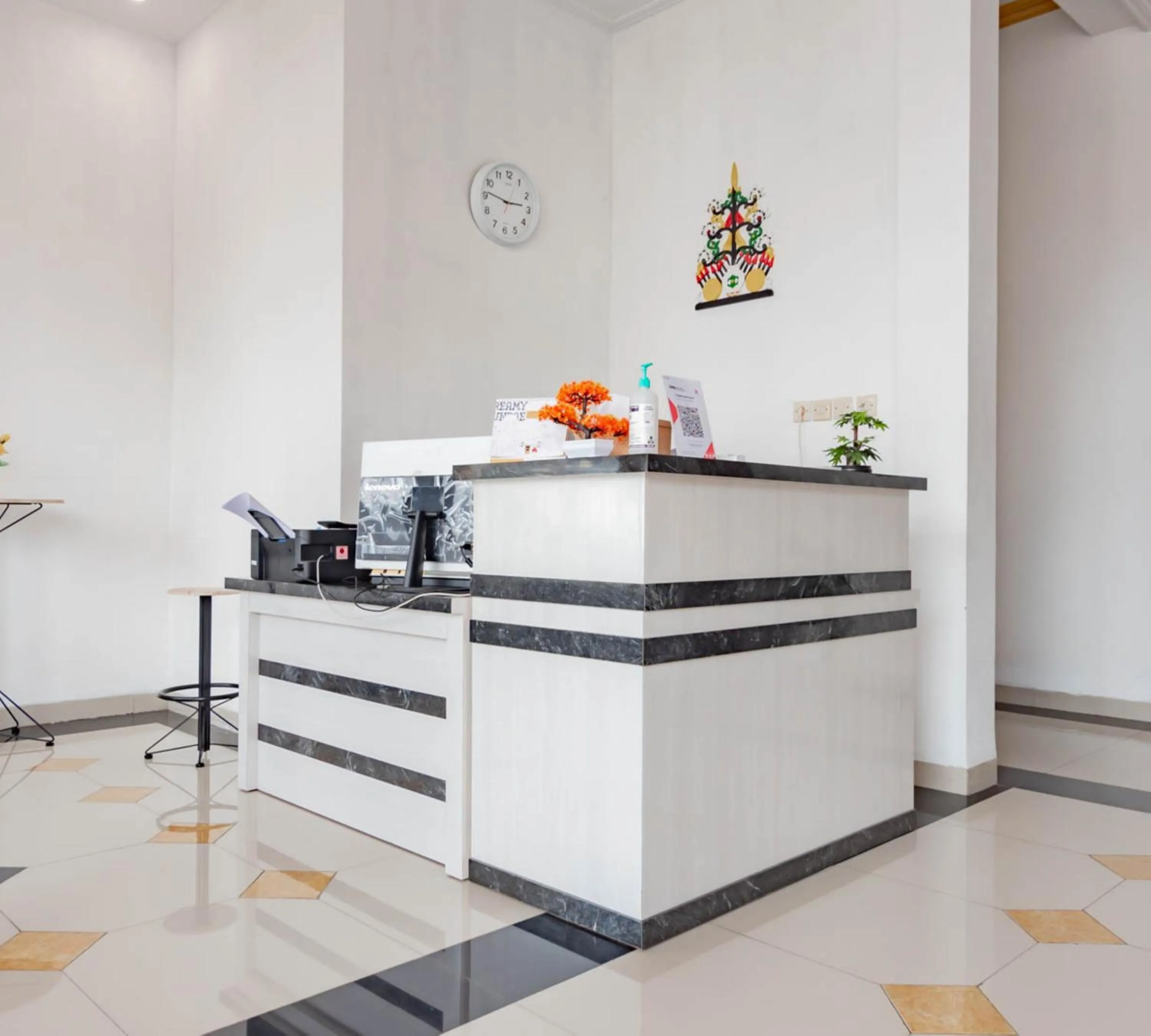 Lobby or reception in Urbanview Hotel Bundaran Besar Palangkaraya by RedDoorz