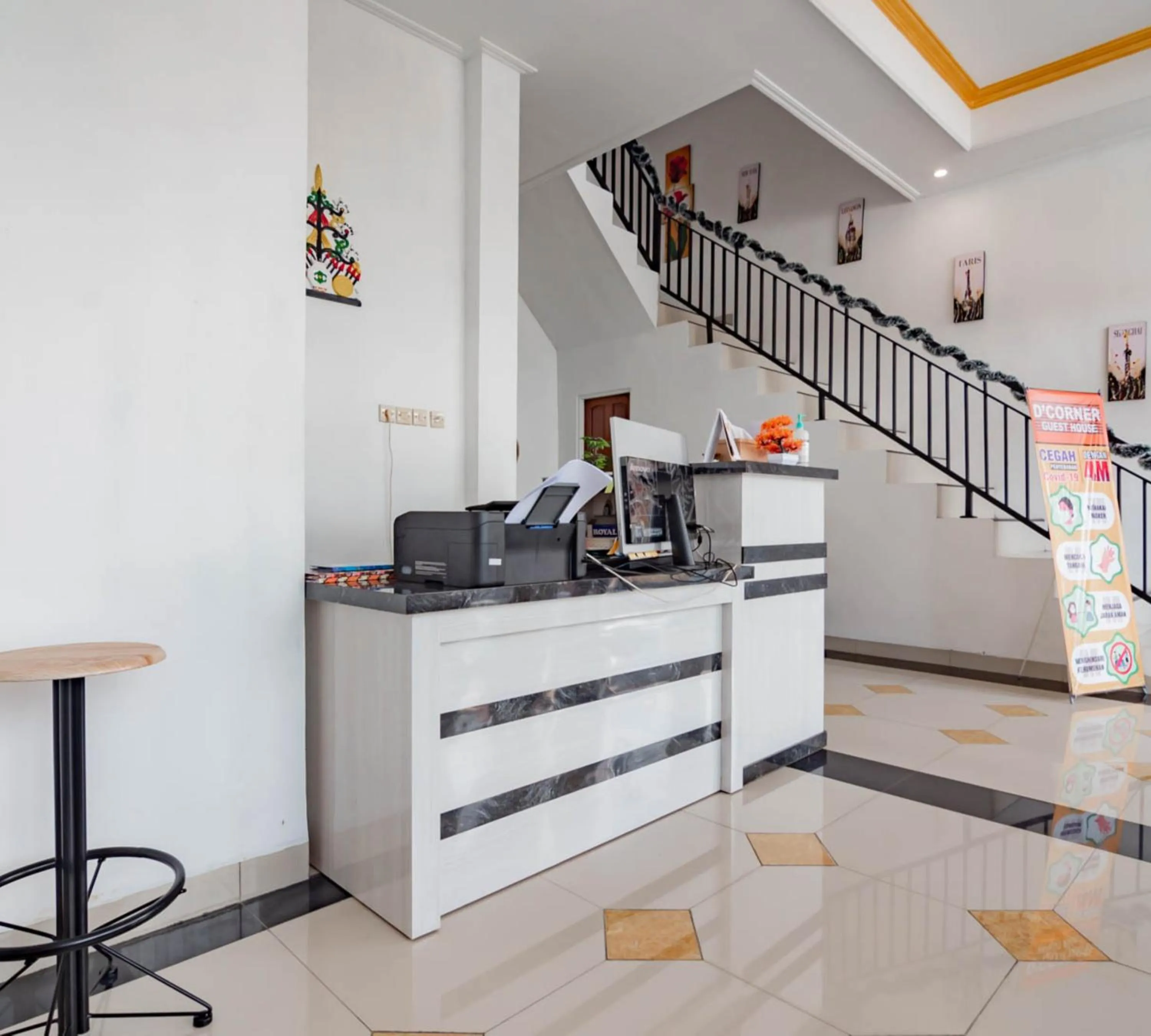 Lobby or reception in Urbanview Hotel Bundaran Besar Palangkaraya by RedDoorz