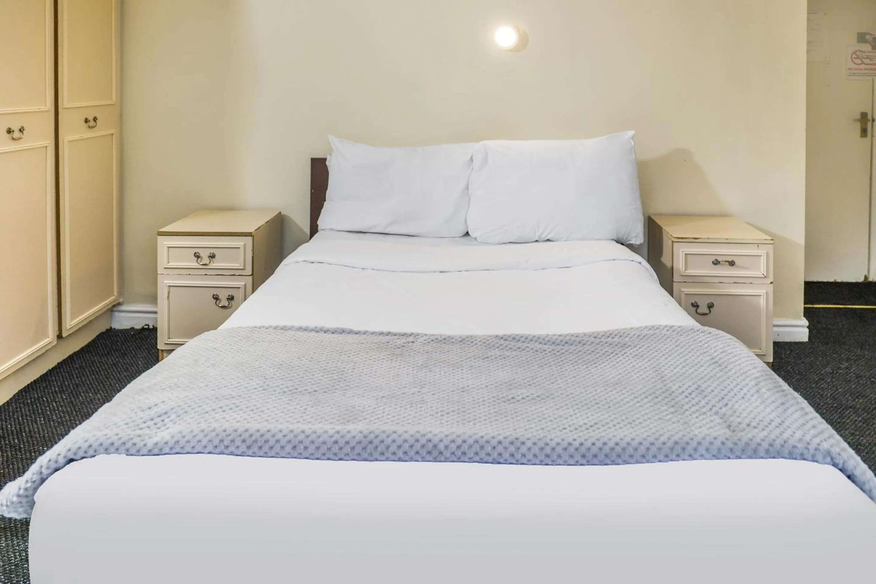 Bedroom, Bed in Hotel 346