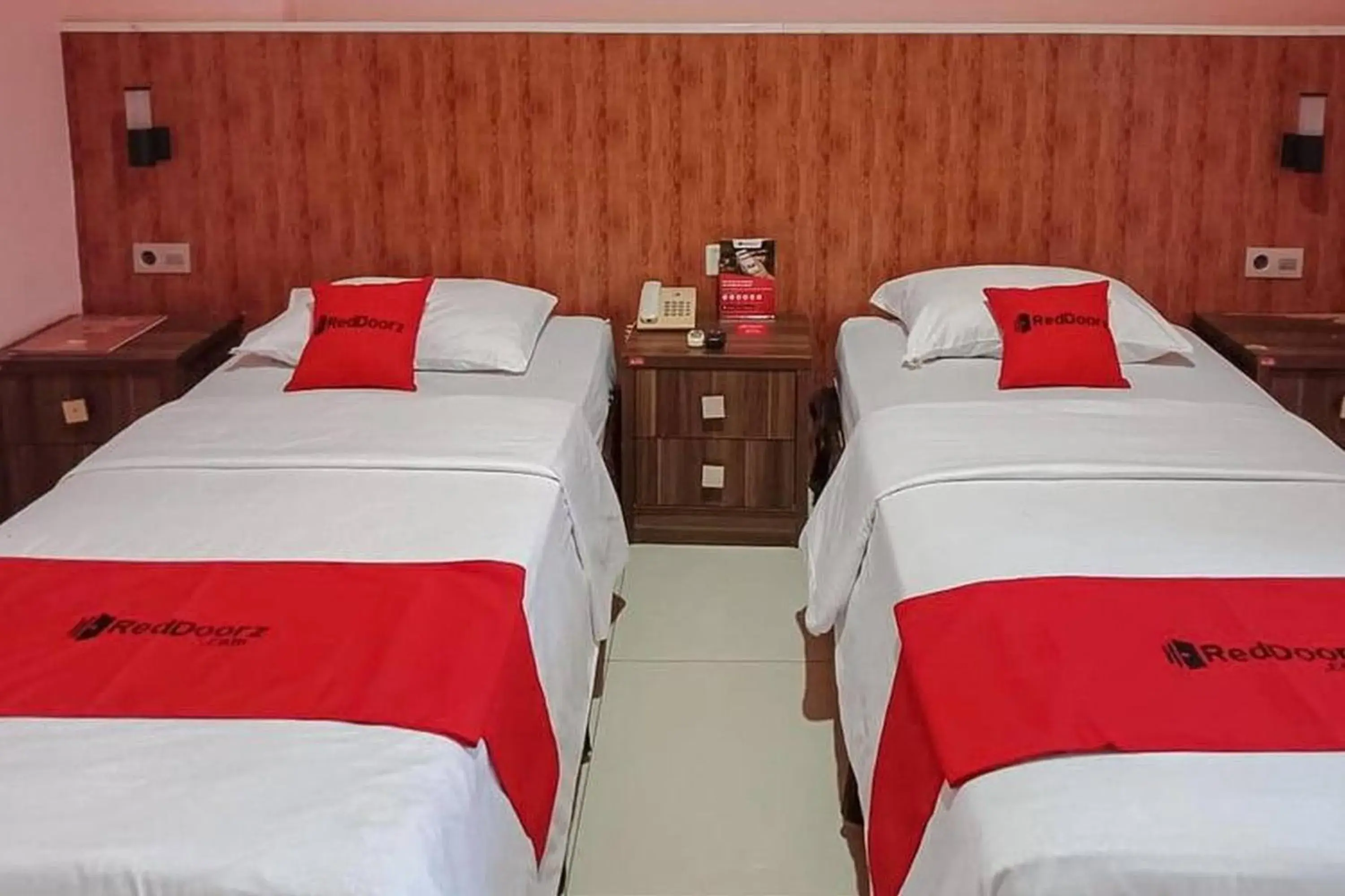 Deluxe Twin Room in RedDoorz @ Sorong City Center Deluxe Twin Room in RedDoorz @ Sorong City Center