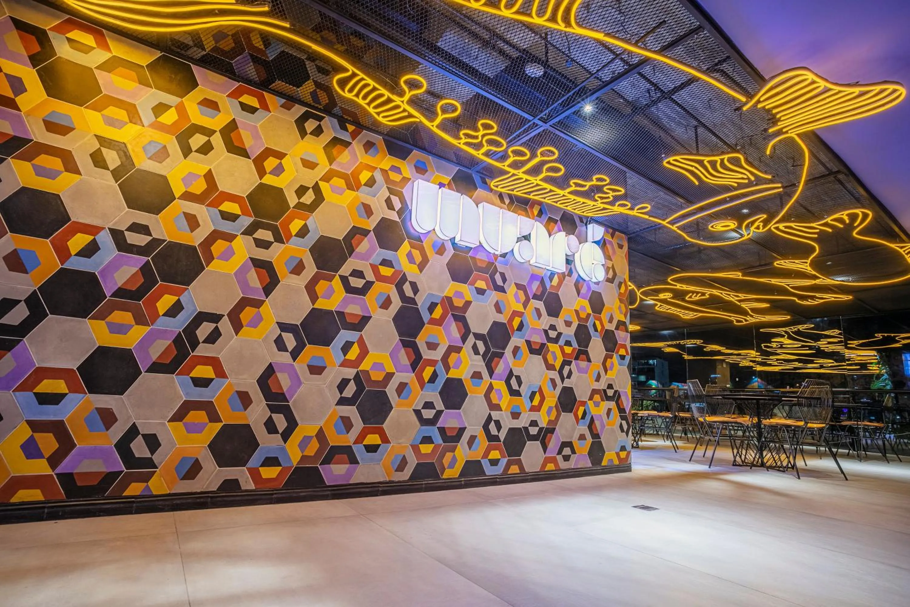 Restaurant/places to eat in Hotel V1501