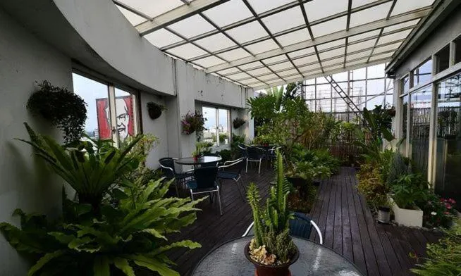 Patio in Cambridge Hotel - Yung Kang