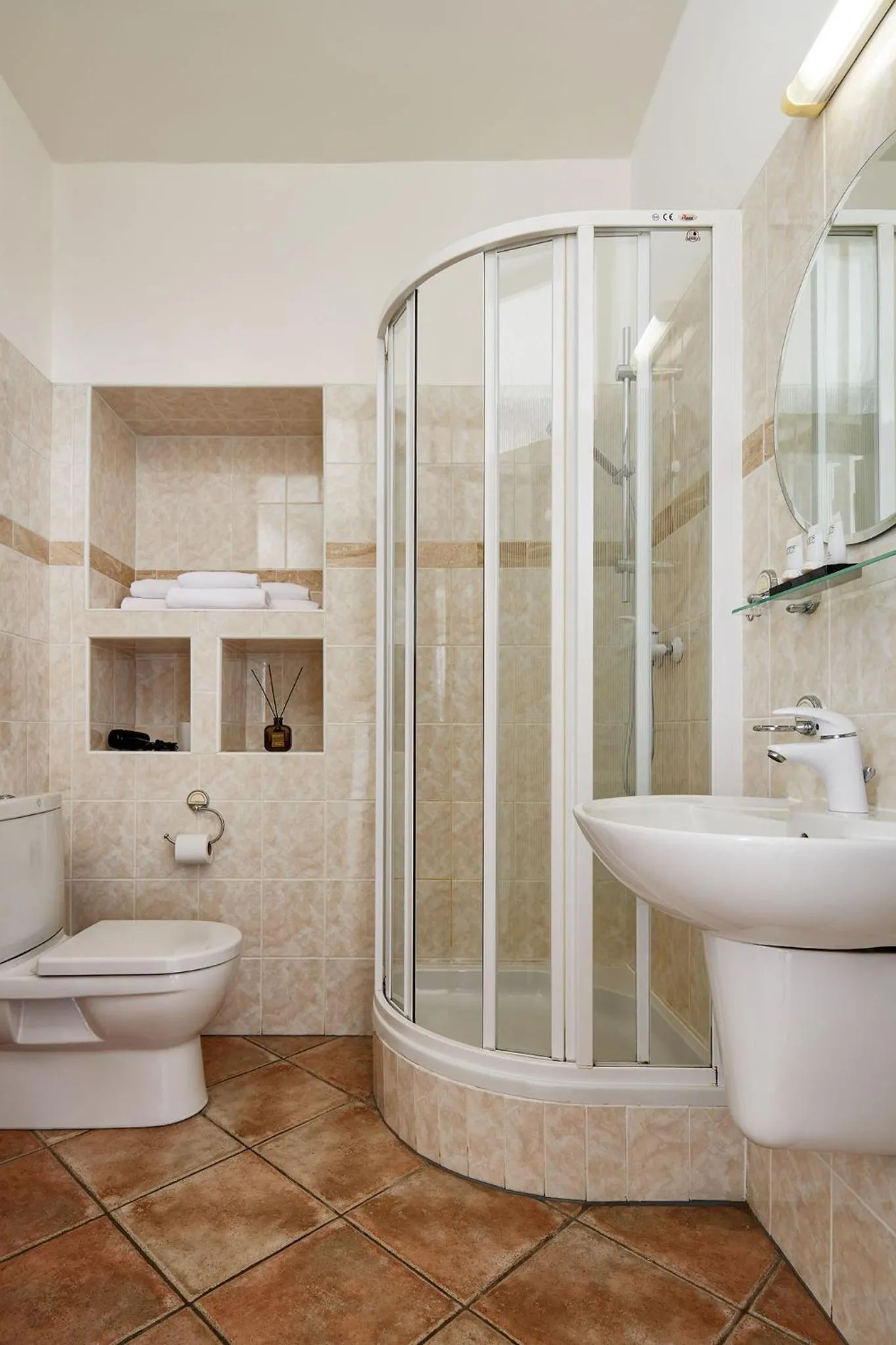 Bathroom in Orangerie Garden by KH