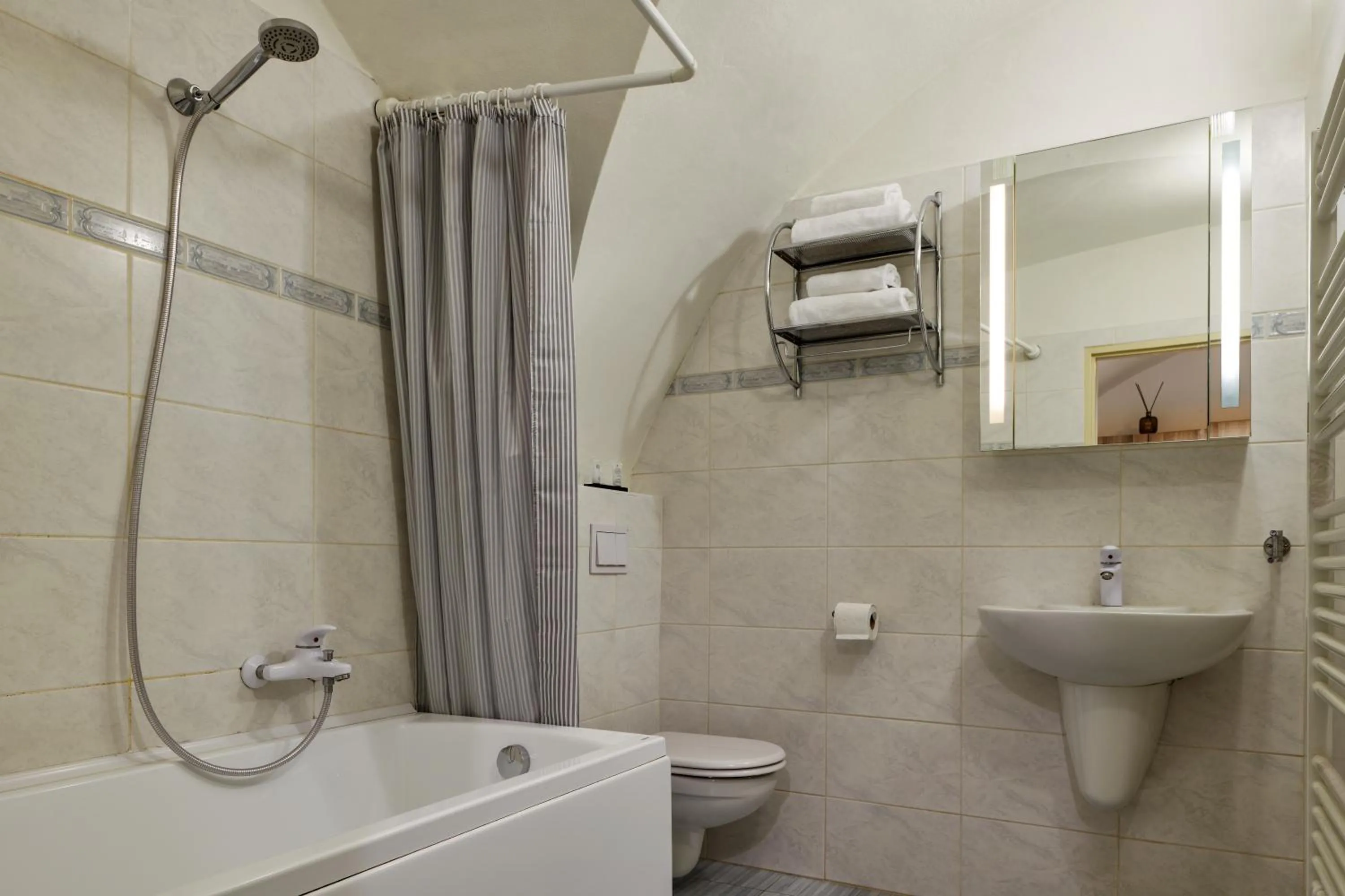 Bathroom in Orangerie Garden by KH