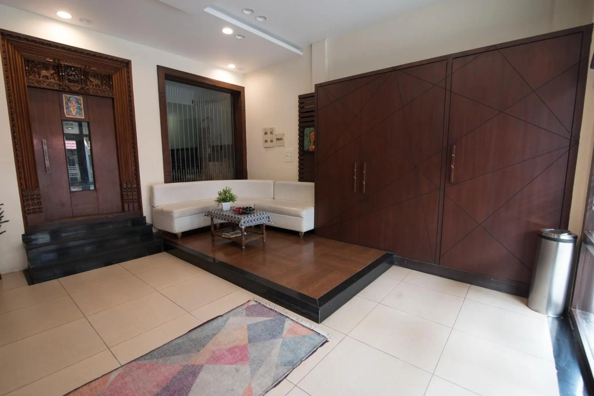 Seating area, Bed in Arunik Inn