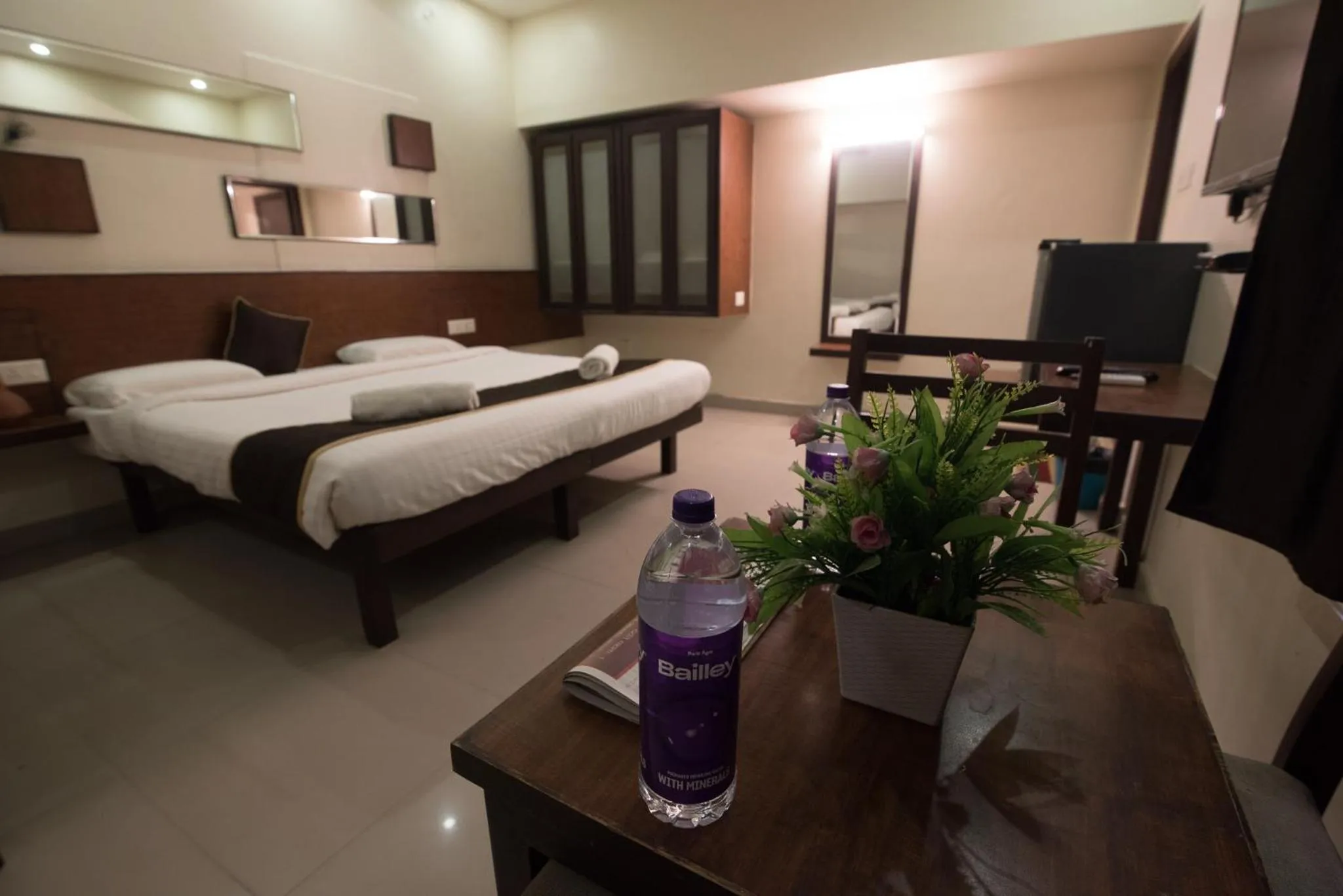 Photo of the whole room, Bed in Arunik Inn